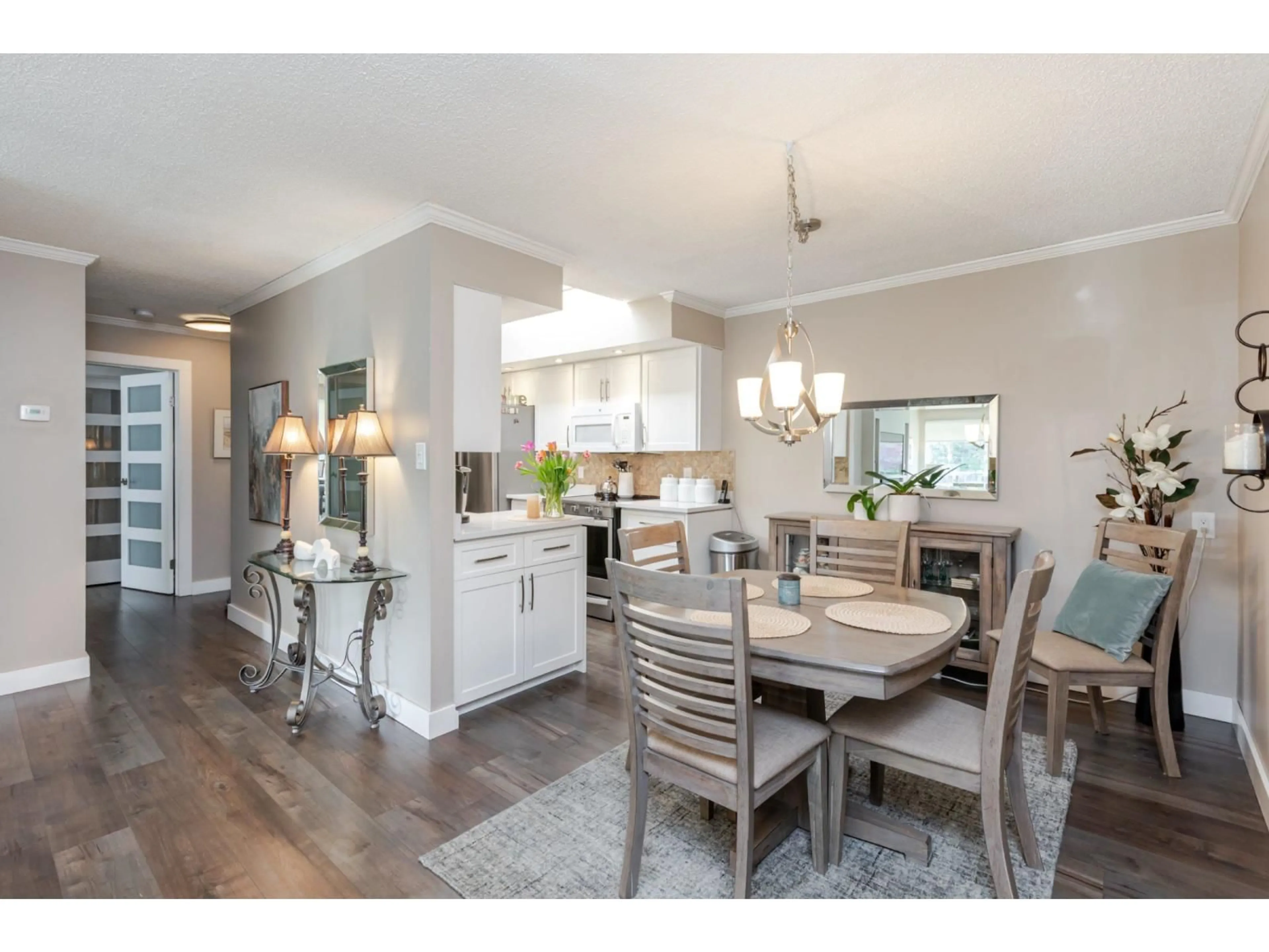 Open concept kitchen, wood/laminate floor for 305 - 1351 MARTIN, White Rock British Columbia V4B3W6