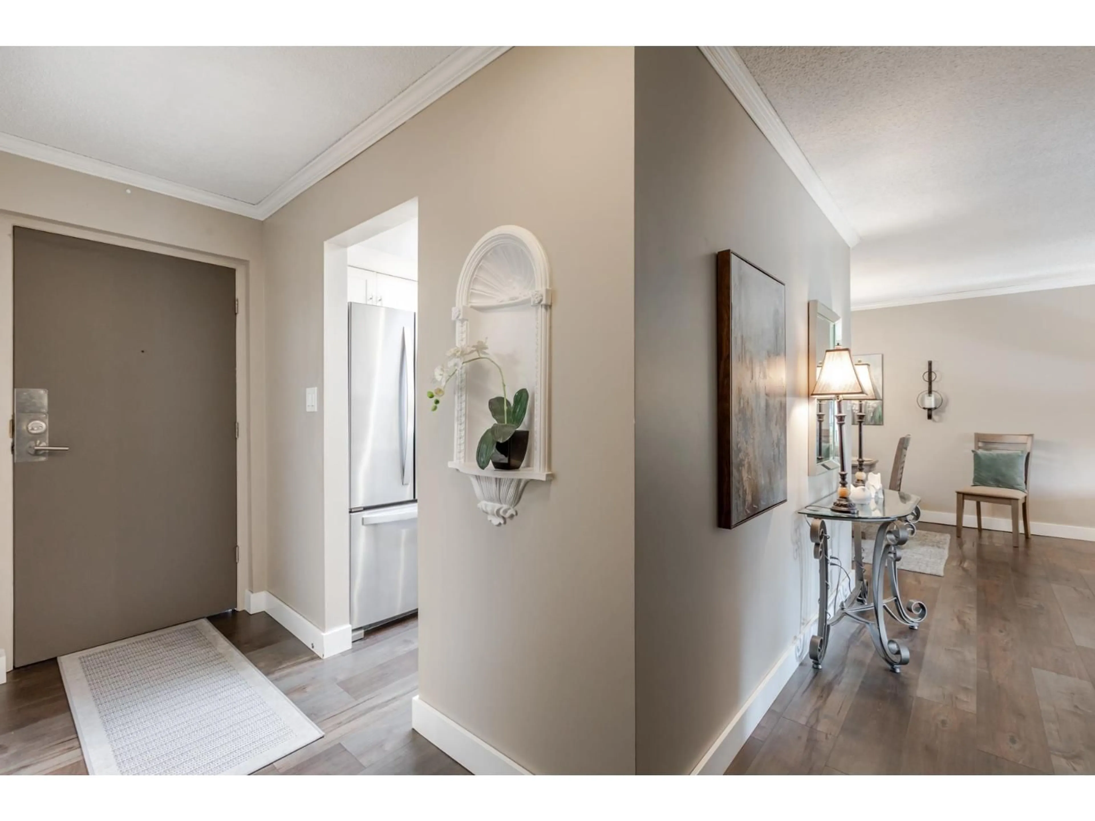 Indoor entryway for 305 - 1351 MARTIN, White Rock British Columbia V4B3W6