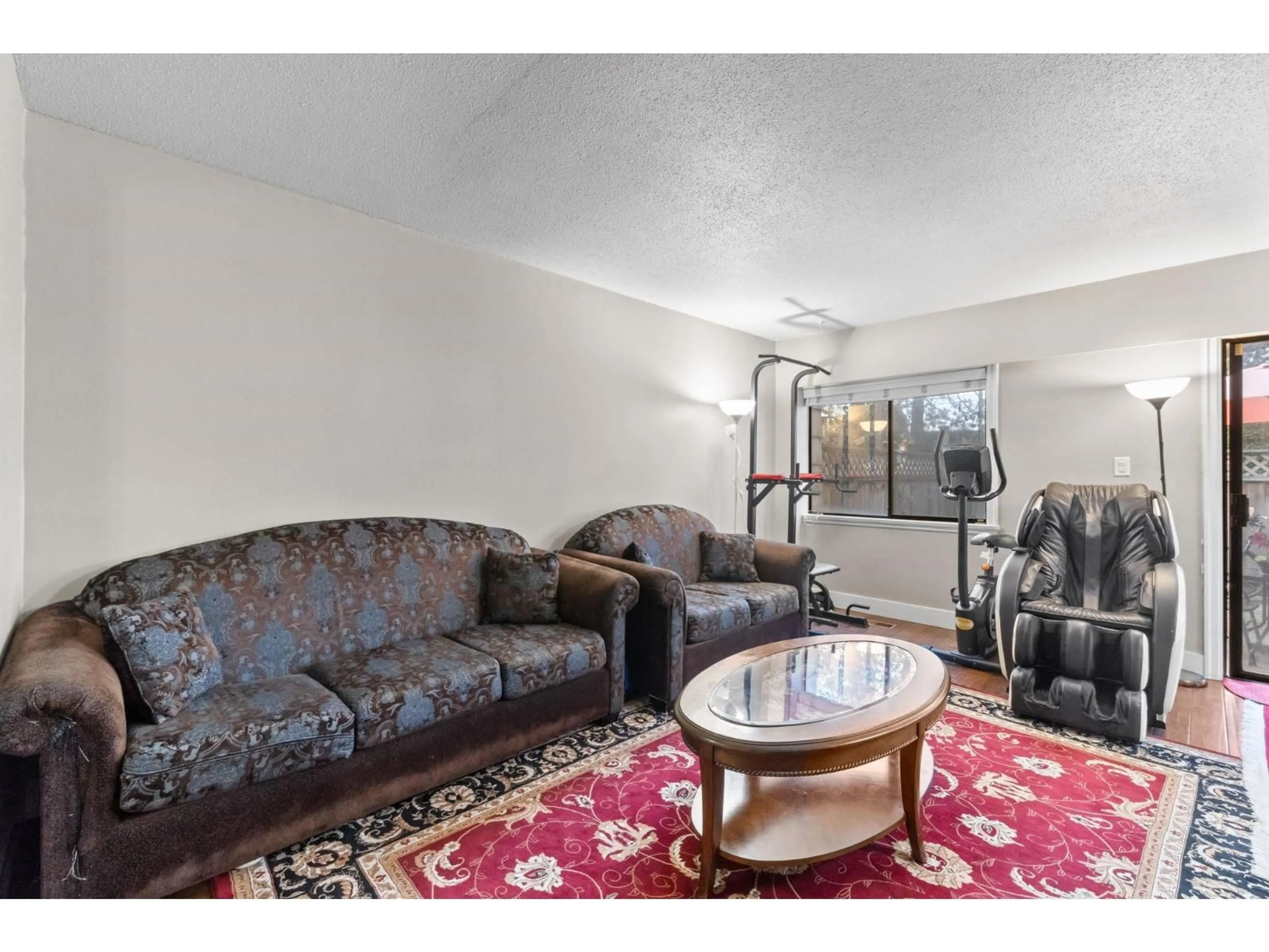 Living room with furniture, carpet floor for 146 - 15215 105, Surrey British Columbia V3R1R9