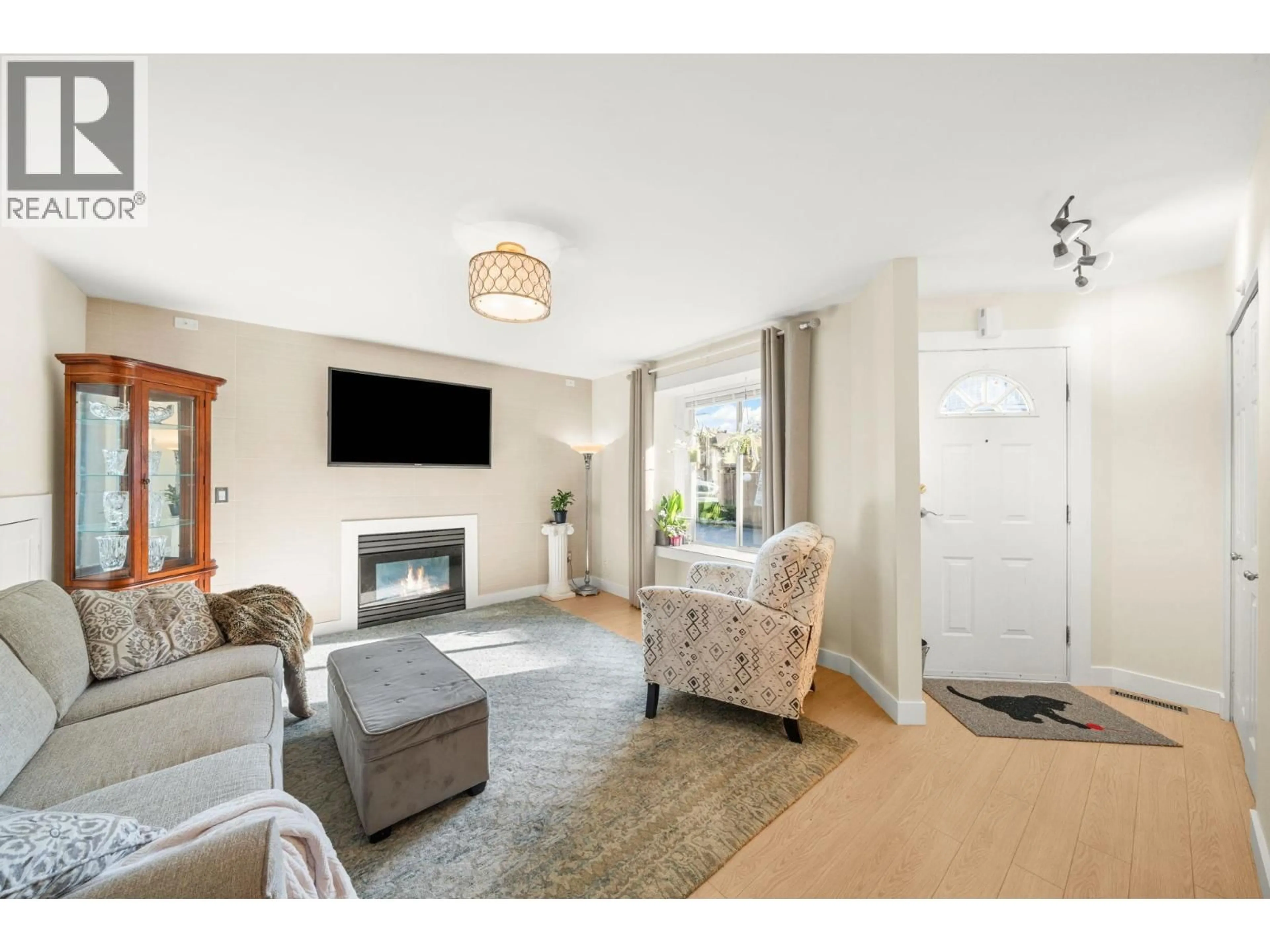 Living room with furniture, wood/laminate floor for 7 - 11875 210 STREET, Maple Ridge British Columbia V3X7P3