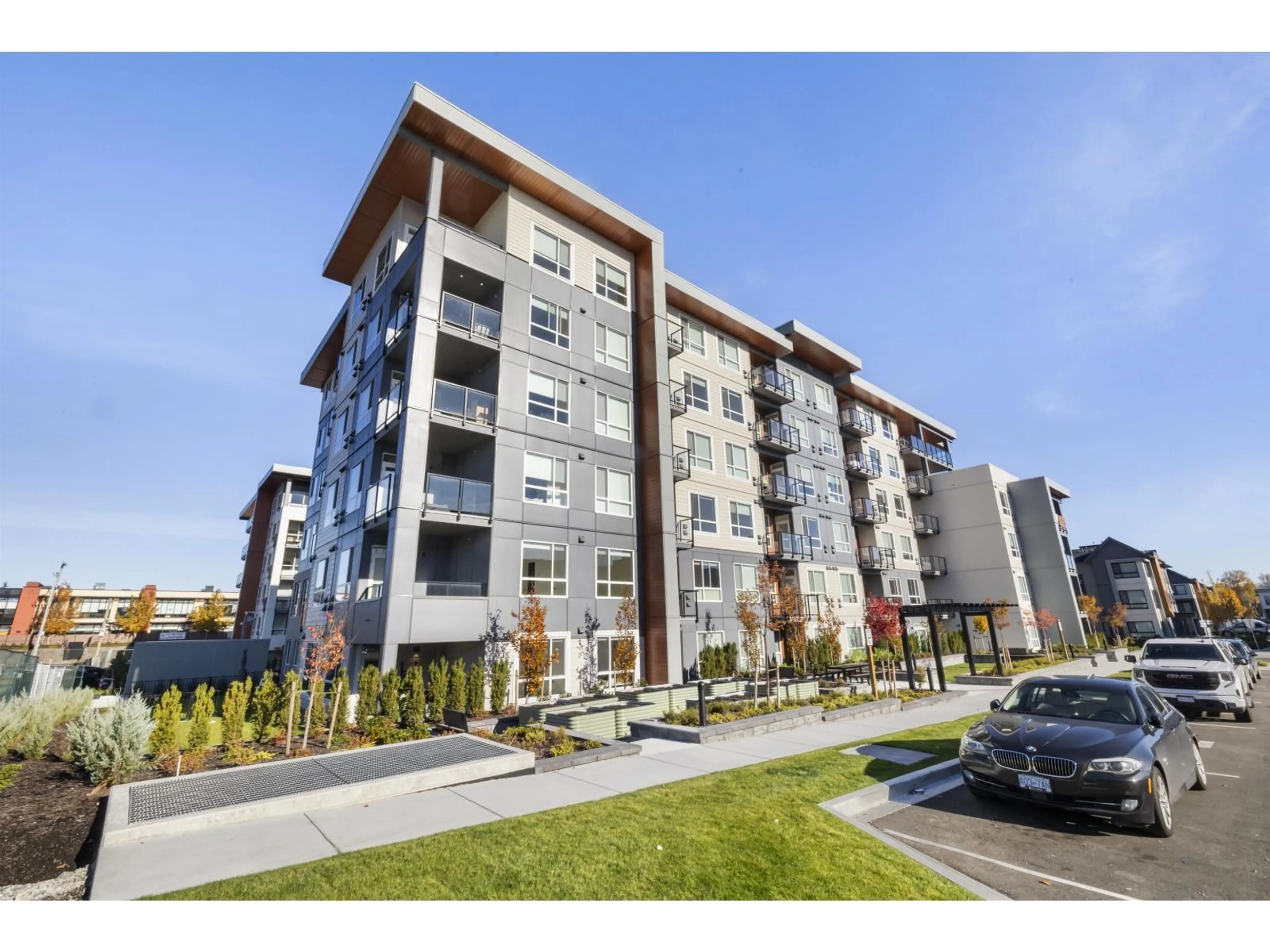 Patio, building for 210 - 30494 CARDINAL, Abbotsford British Columbia V2T6L4