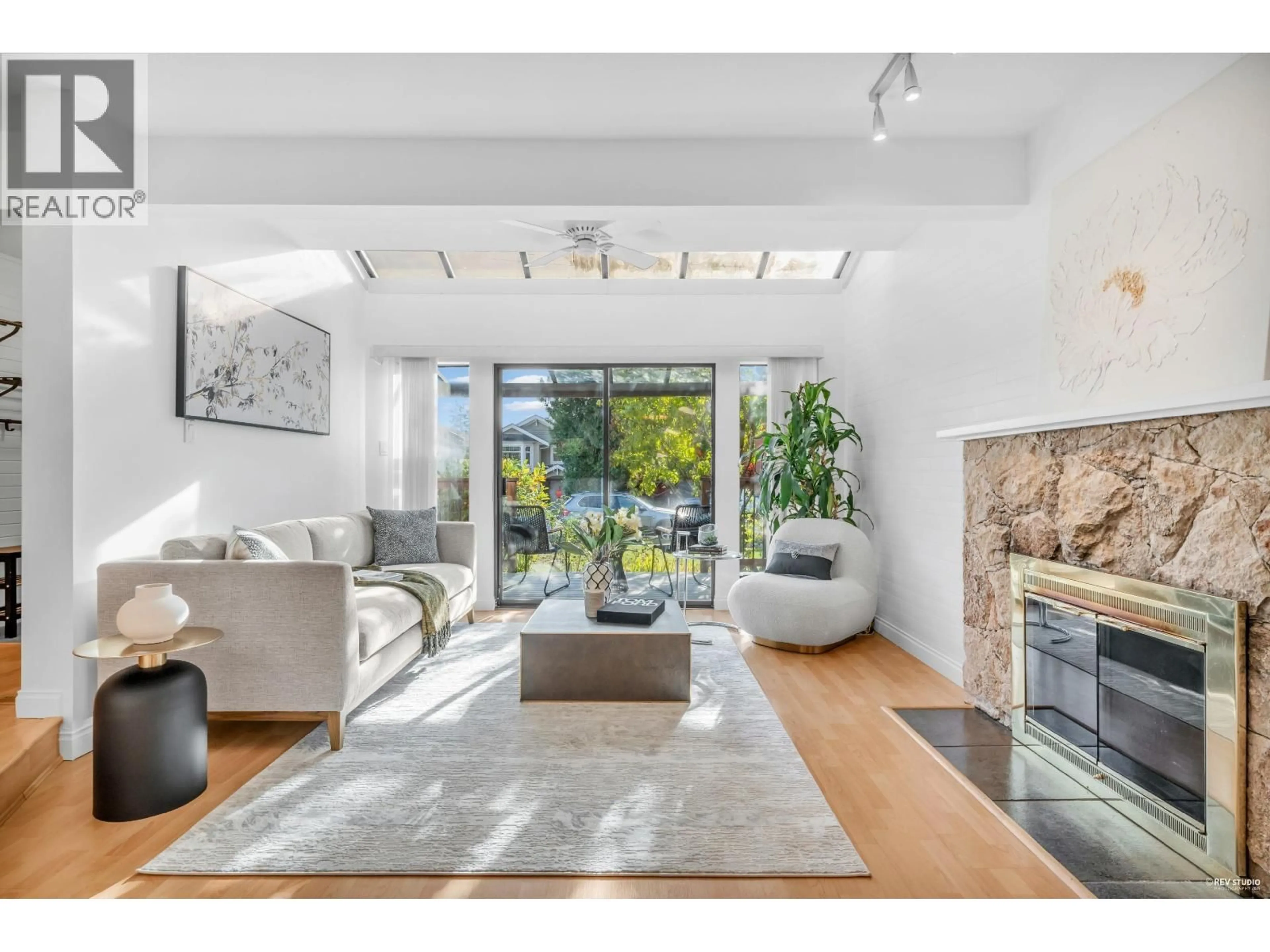 Living room with furniture, unknown for 252 21ST STREET, North Vancouver British Columbia V7L3B6