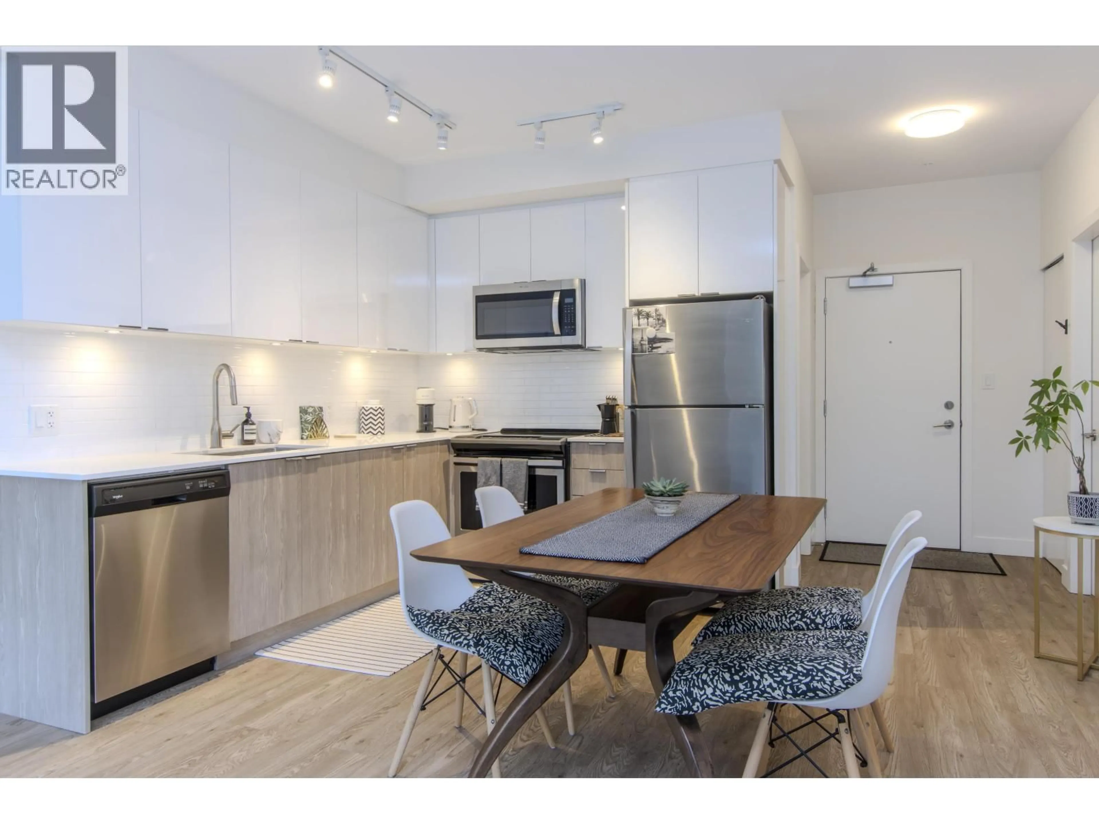 Open concept kitchen, wood/laminate floor for 508 - 37881 CLEVELAND AVENUE, Squamish British Columbia V8B0Z7