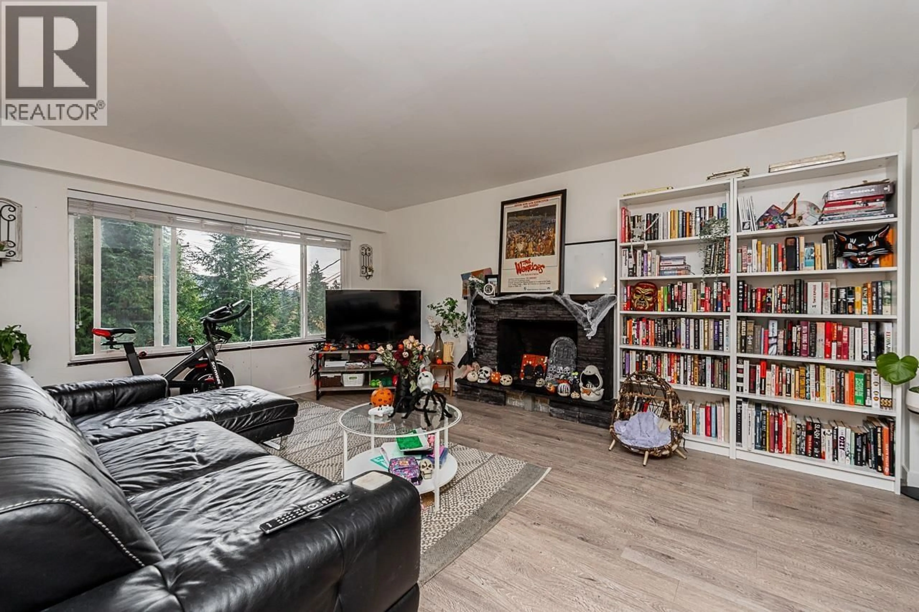 Living room with furniture, wood/laminate floor for 4377 MOUNTAIN HIGHWAY, North Vancouver British Columbia V7K2K3