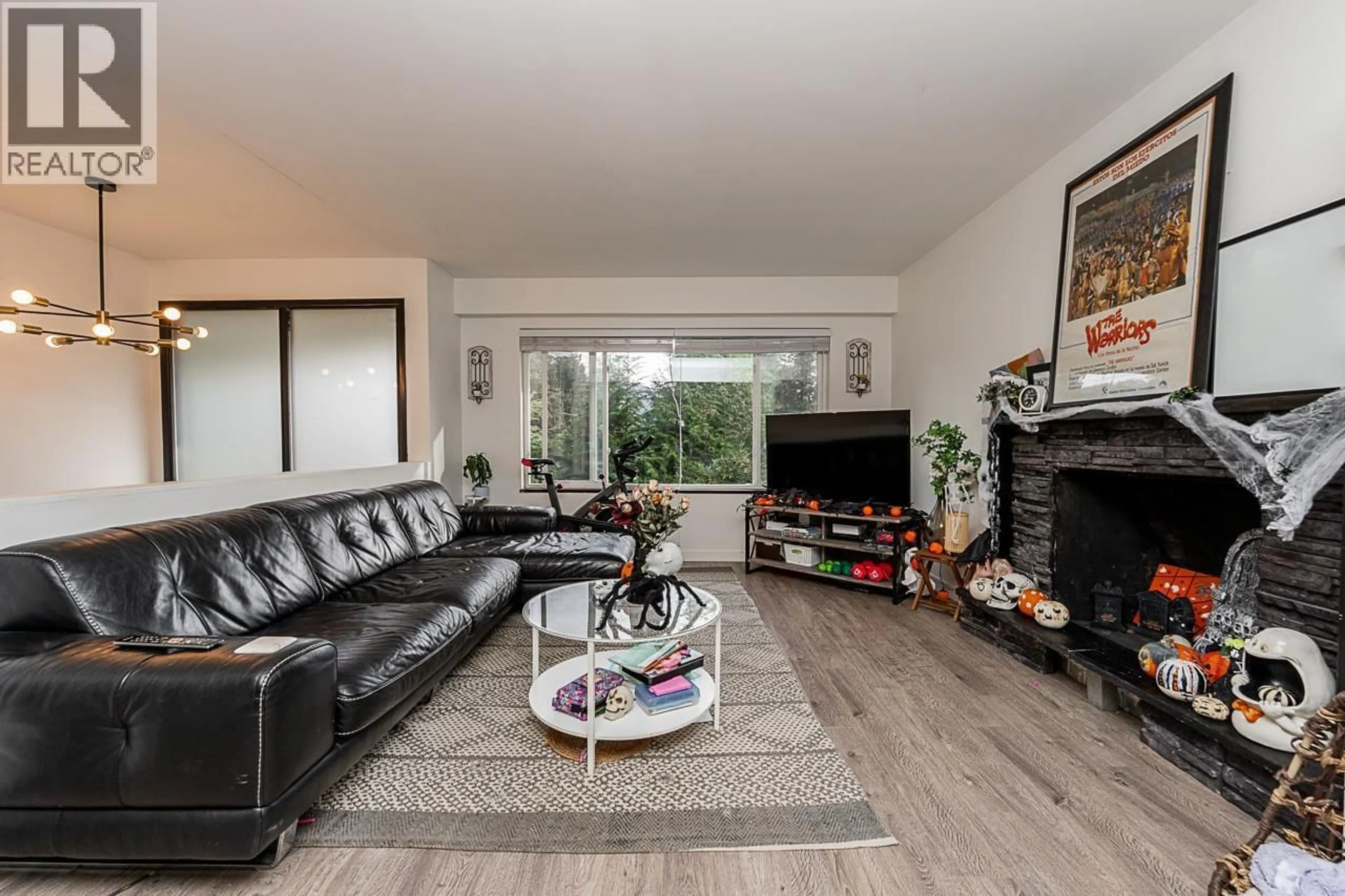 Living room with furniture, wood/laminate floor for 4377 MOUNTAIN HIGHWAY, North Vancouver British Columbia V7K2K3