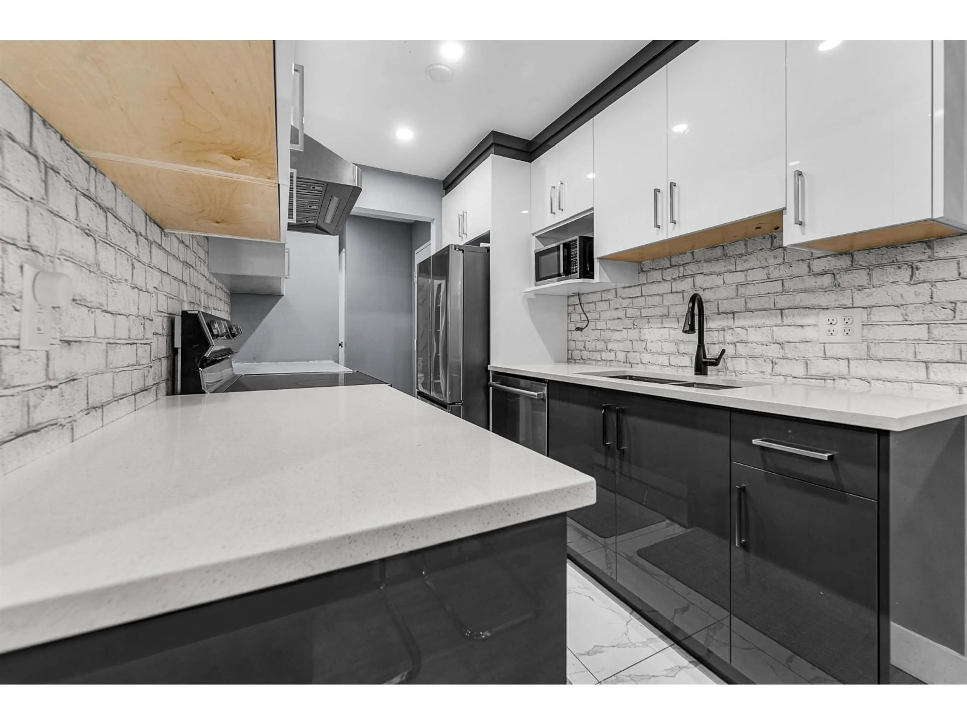 Contemporary kitchen, ceramic/tile floor for 312 - 10061 150, Surrey British Columbia V3R4A7