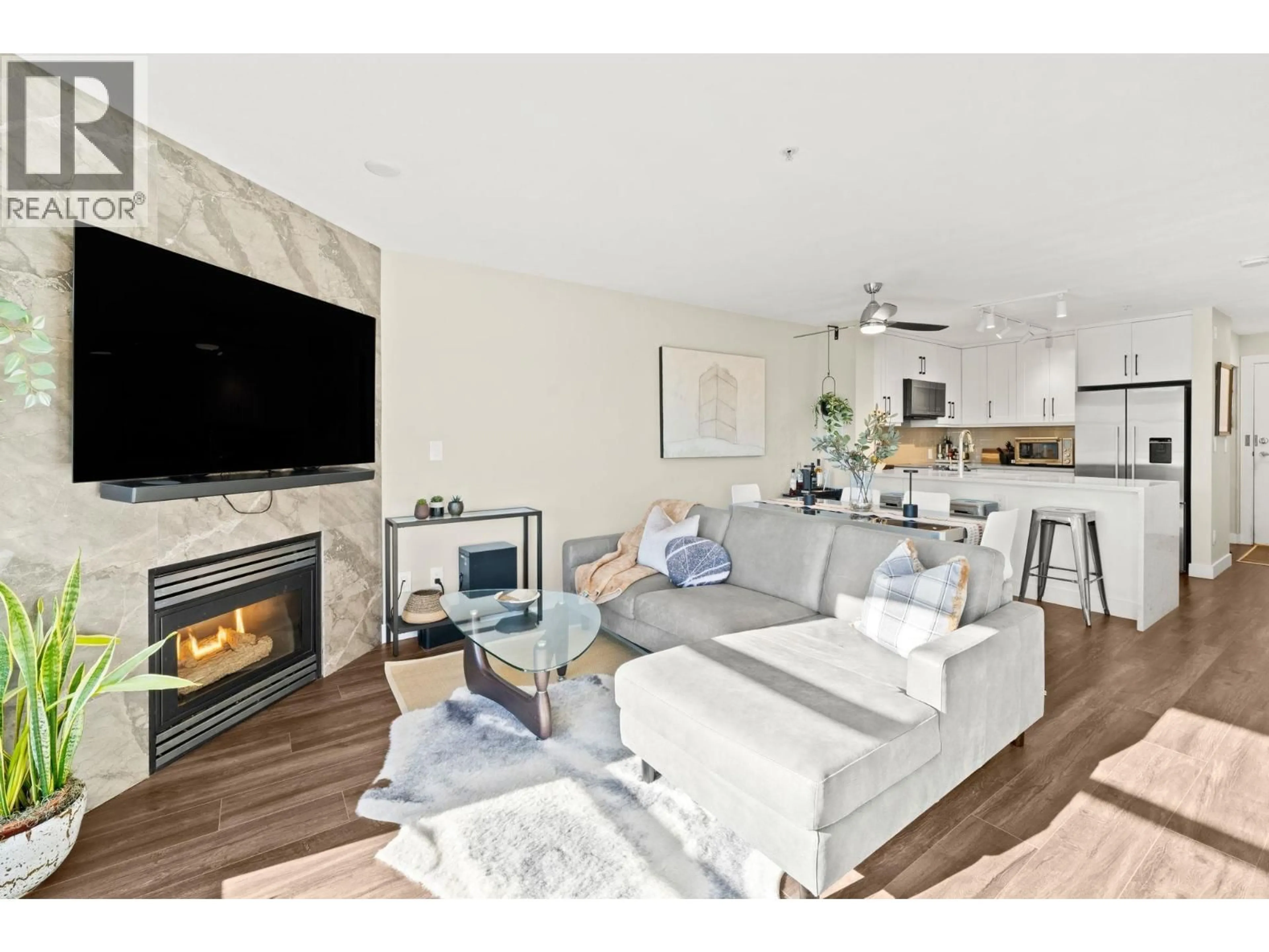 Living room with furniture, unknown for 410 - 124 3RD STREET, North Vancouver British Columbia V7M1E8