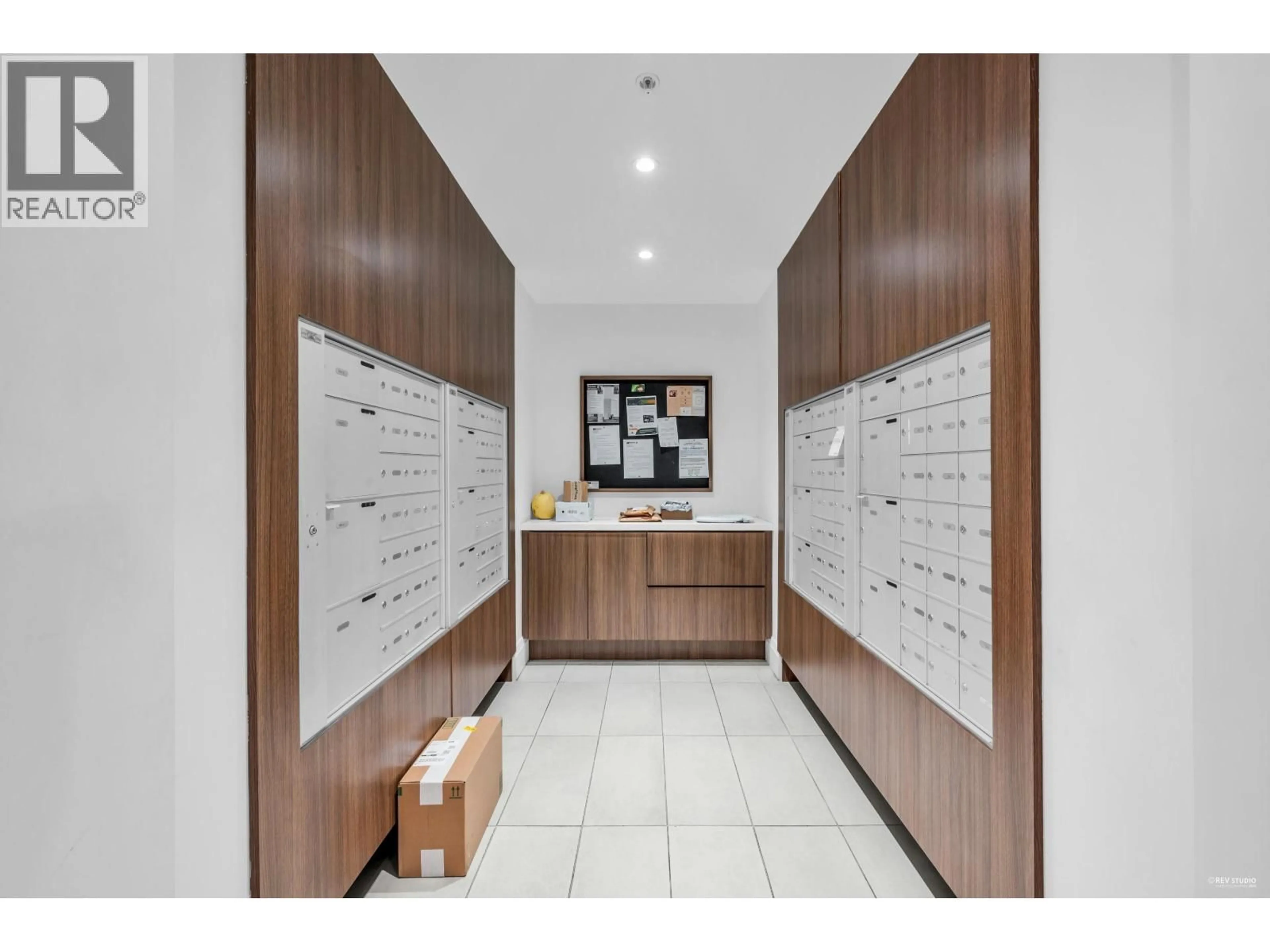 Indoor foyer for 402 - 9228 SLOPES MEWS, Burnaby British Columbia V5A0E9