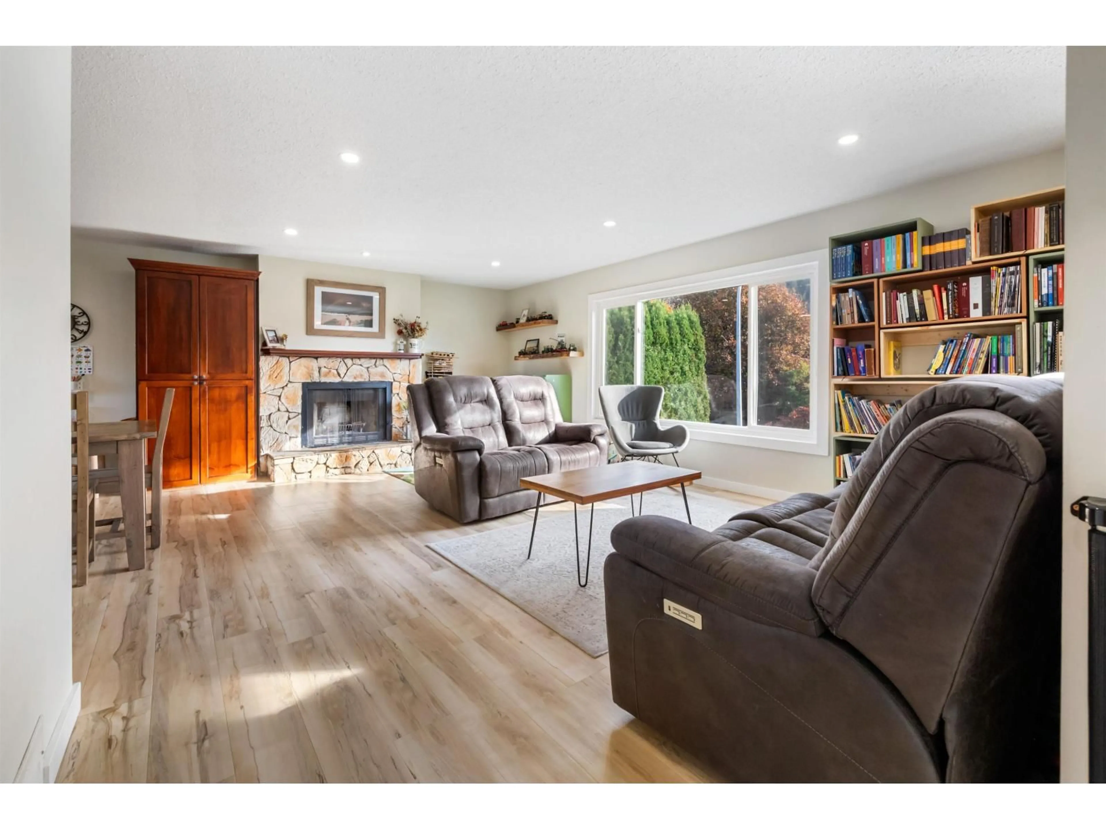 Living room with furniture, wood/laminate floor for 42575 DEVON AVENUE, Yarrow British Columbia V2R5C7