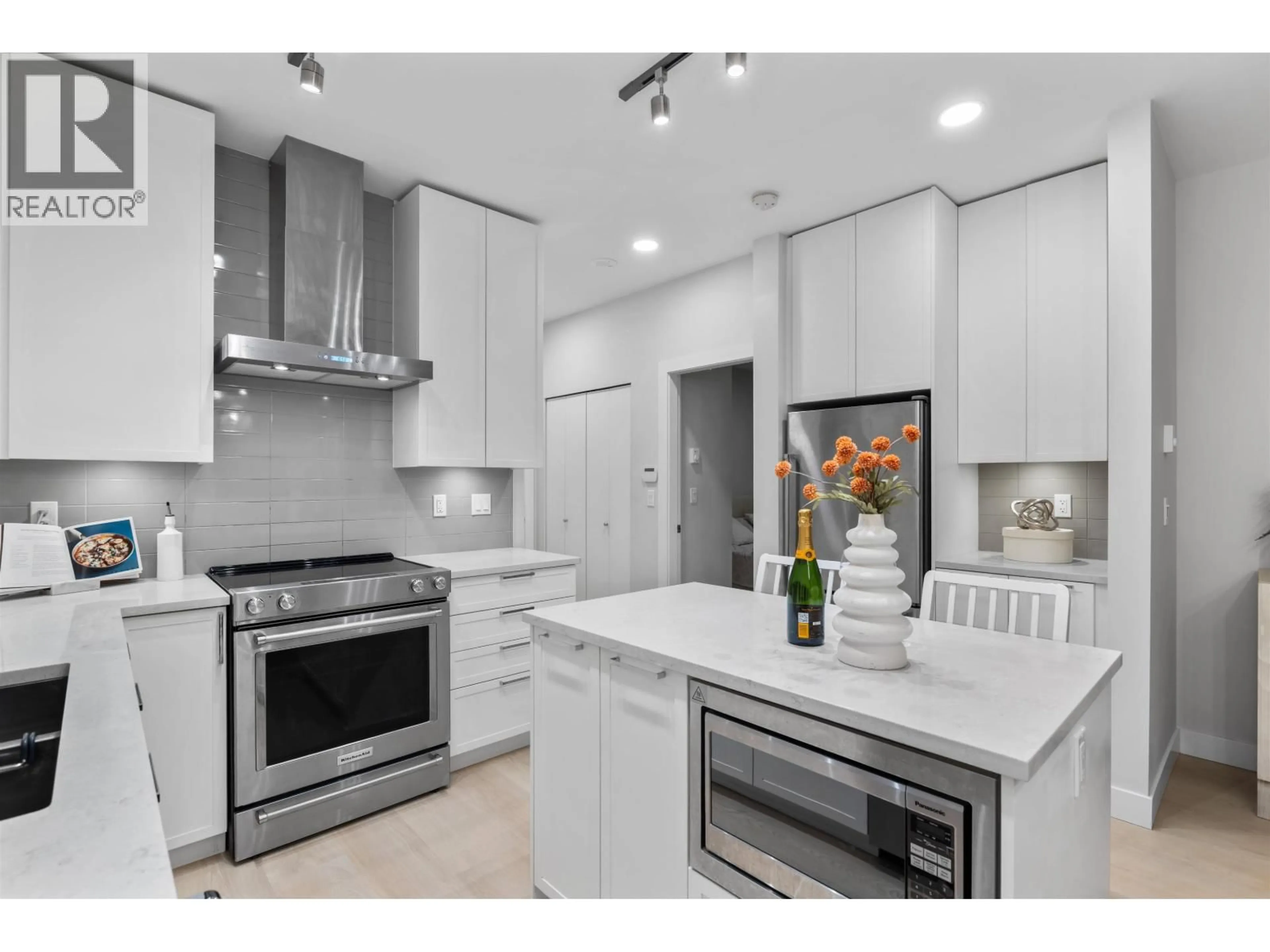 Contemporary kitchen, ceramic/tile floor for 115 - 1768 GILMORE AVENUE, Burnaby British Columbia V5C0L4