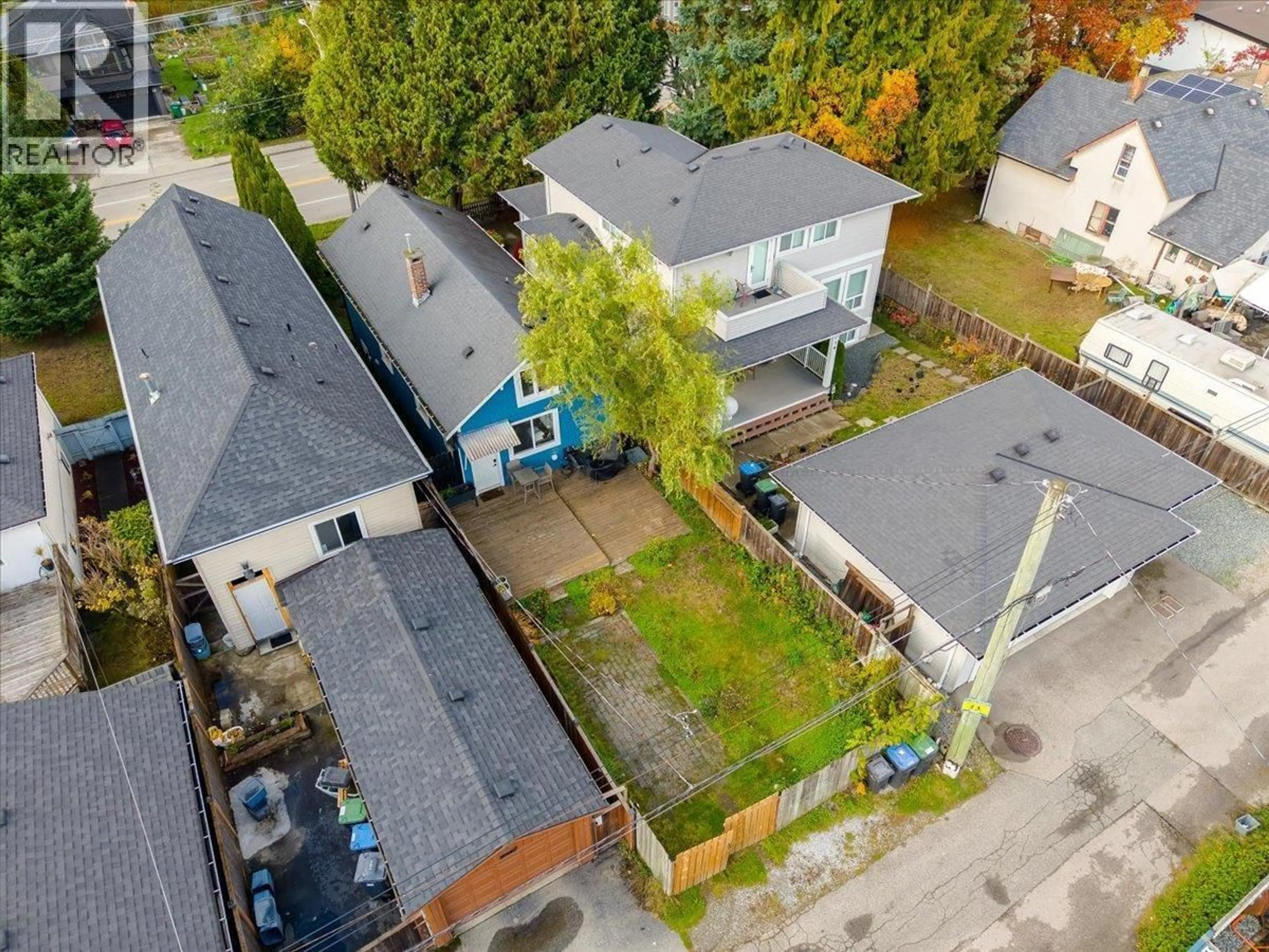 A pic from outside/outdoor area/front of a property/back of a property/a pic from drone, street for 1016 TENTH AVENUE, New Westminster British Columbia V3M3H6