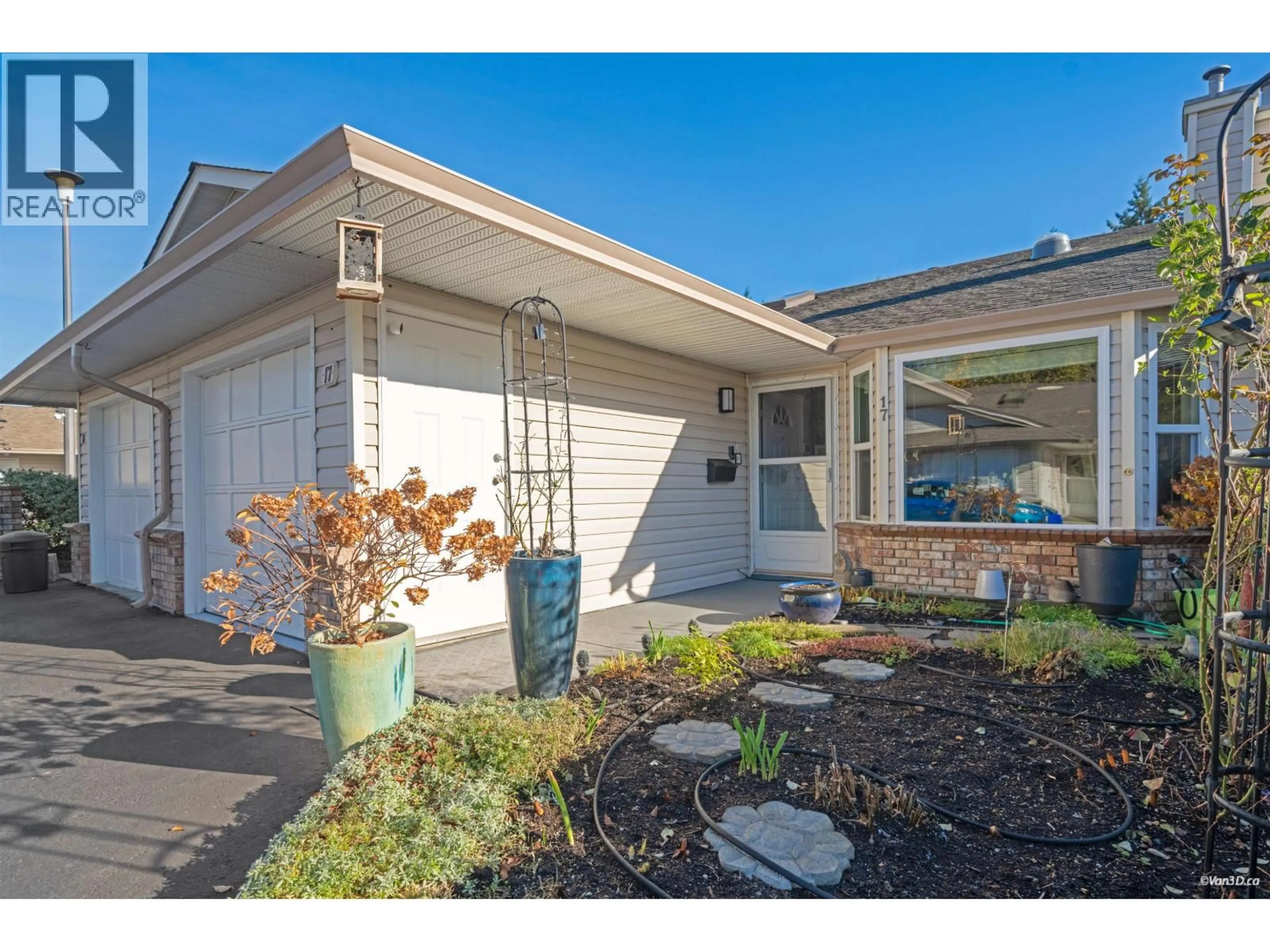 Home with vinyl exterior material, street for 17 - 12049 217 STREET, Maple Ridge British Columbia V2X0M8