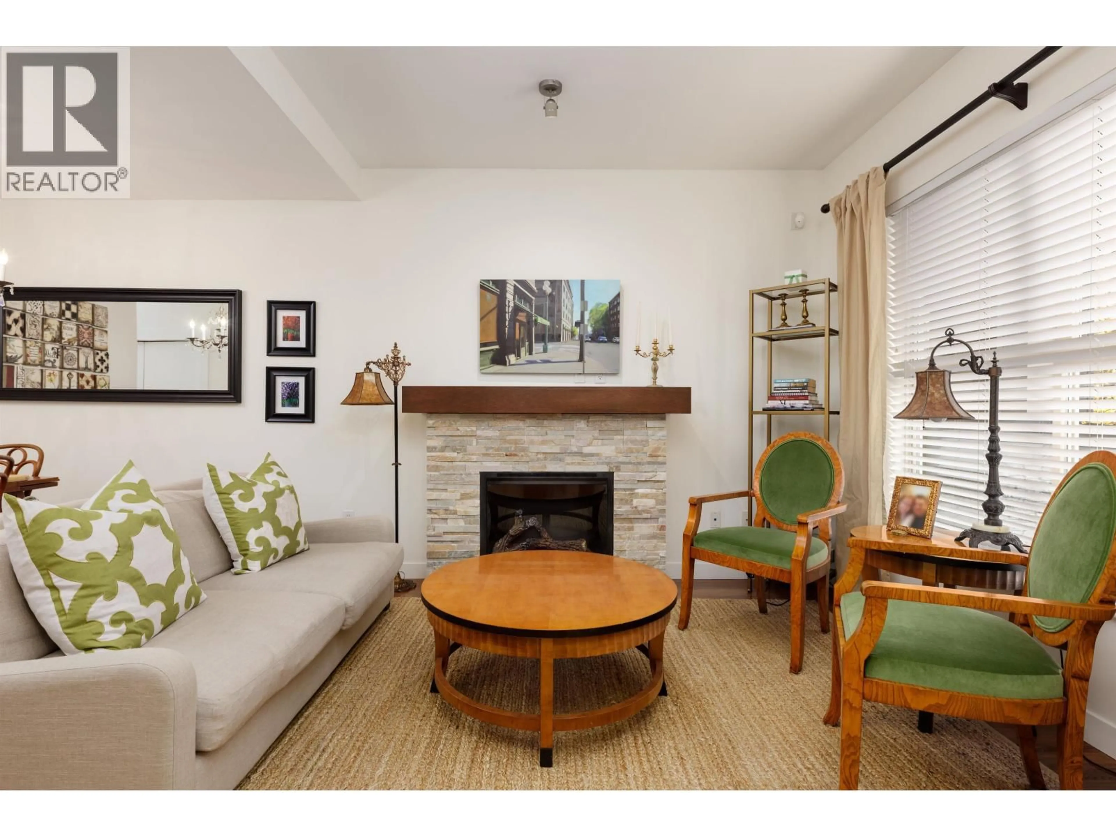 Living room with furniture, wood/laminate floor for 4 - 307 15TH STREET, North Vancouver British Columbia V7L2R6