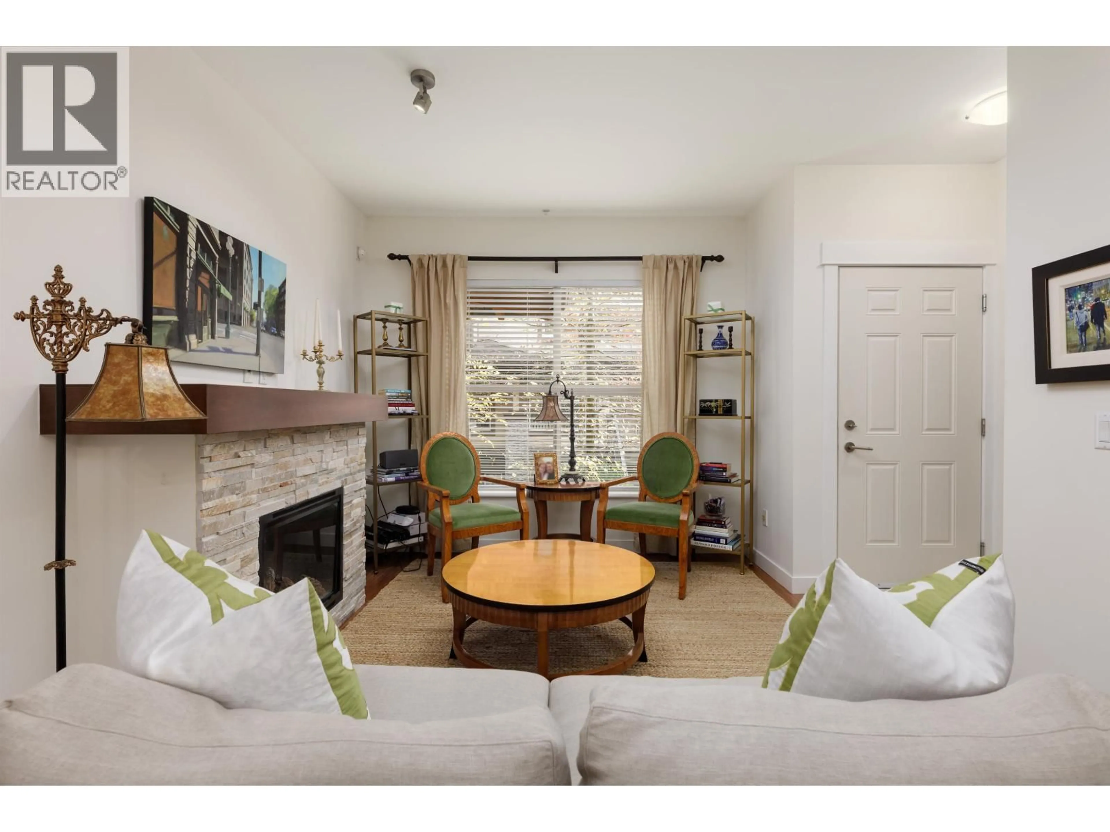 Living room with furniture, wood/laminate floor for 4 - 307 15TH STREET, North Vancouver British Columbia V7L2R6