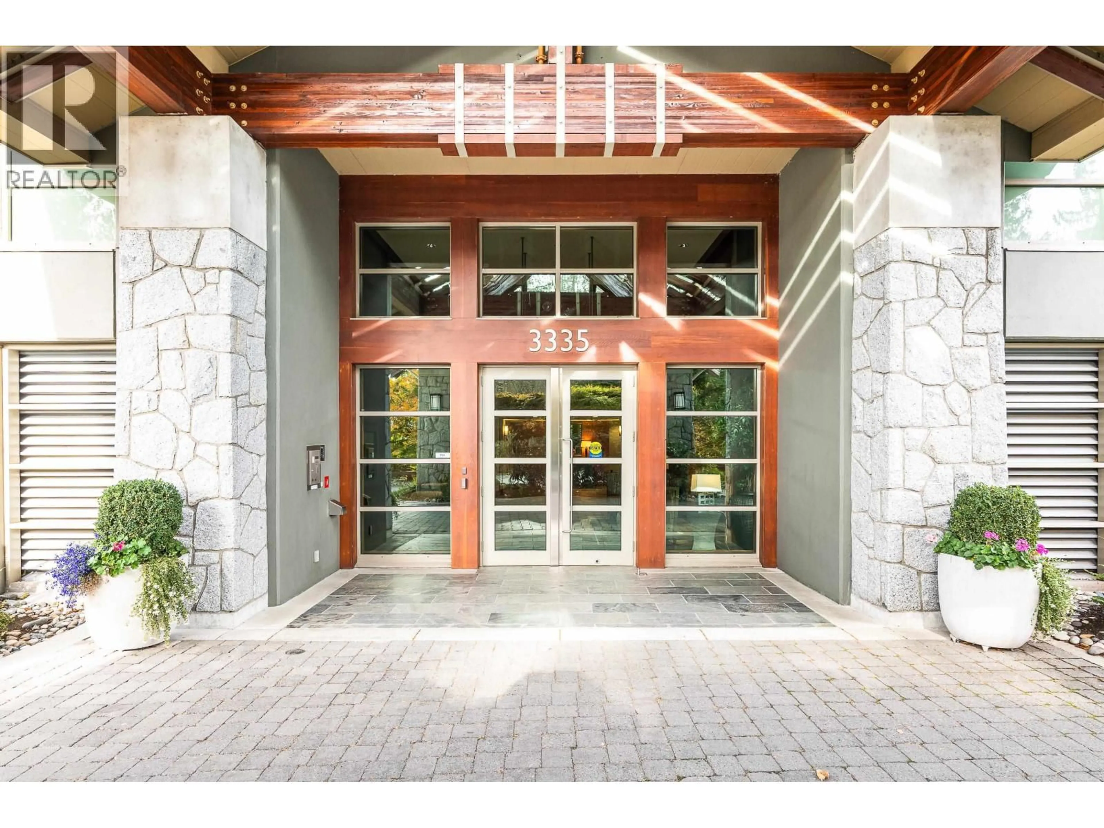 Indoor foyer for 1101 - 3335 CYPRESS PLACE, West Vancouver British Columbia V7S3J8