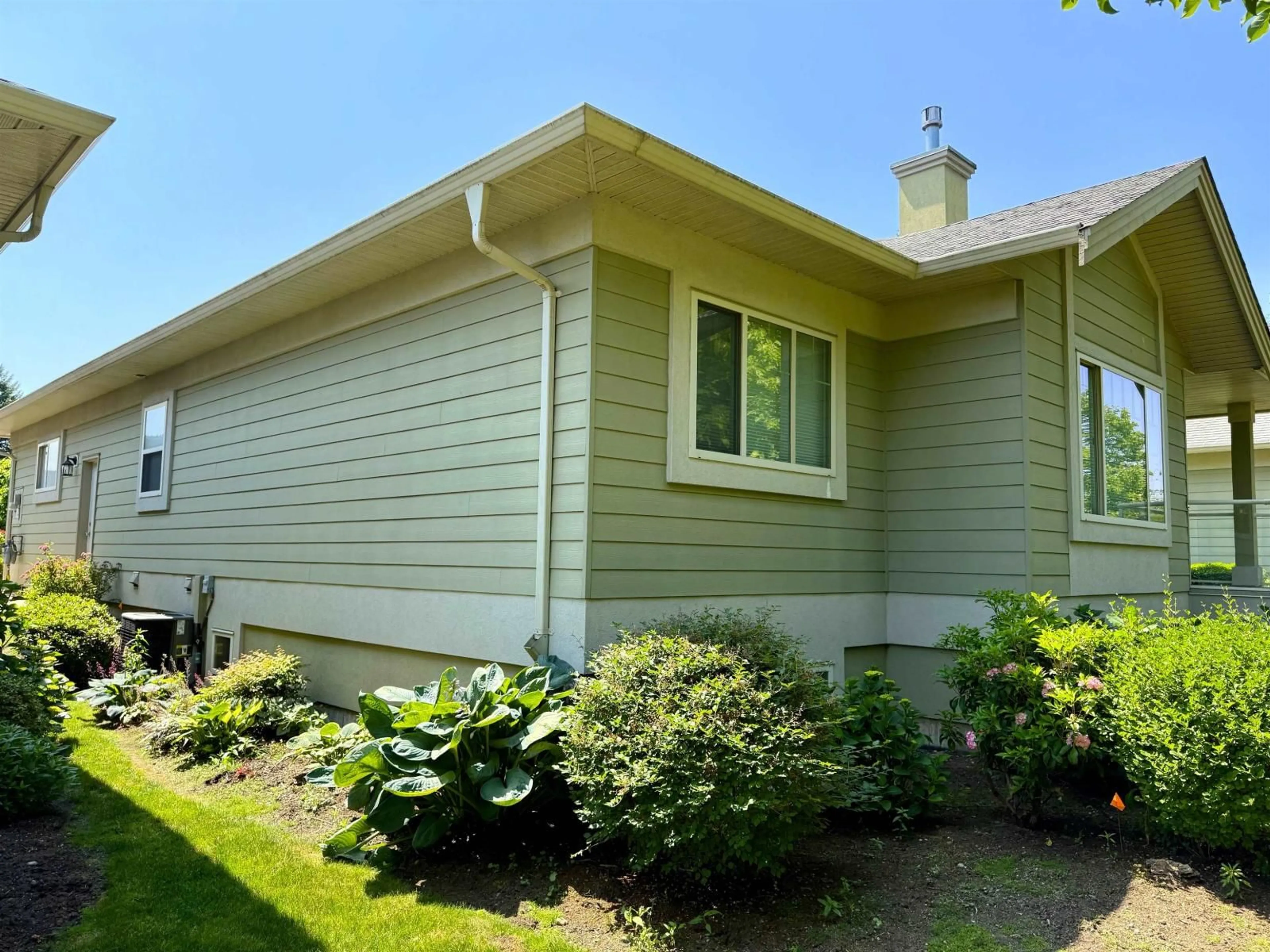 Home with vinyl exterior material, street for 14 - 34159 FRASER, Abbotsford British Columbia V2S8P2