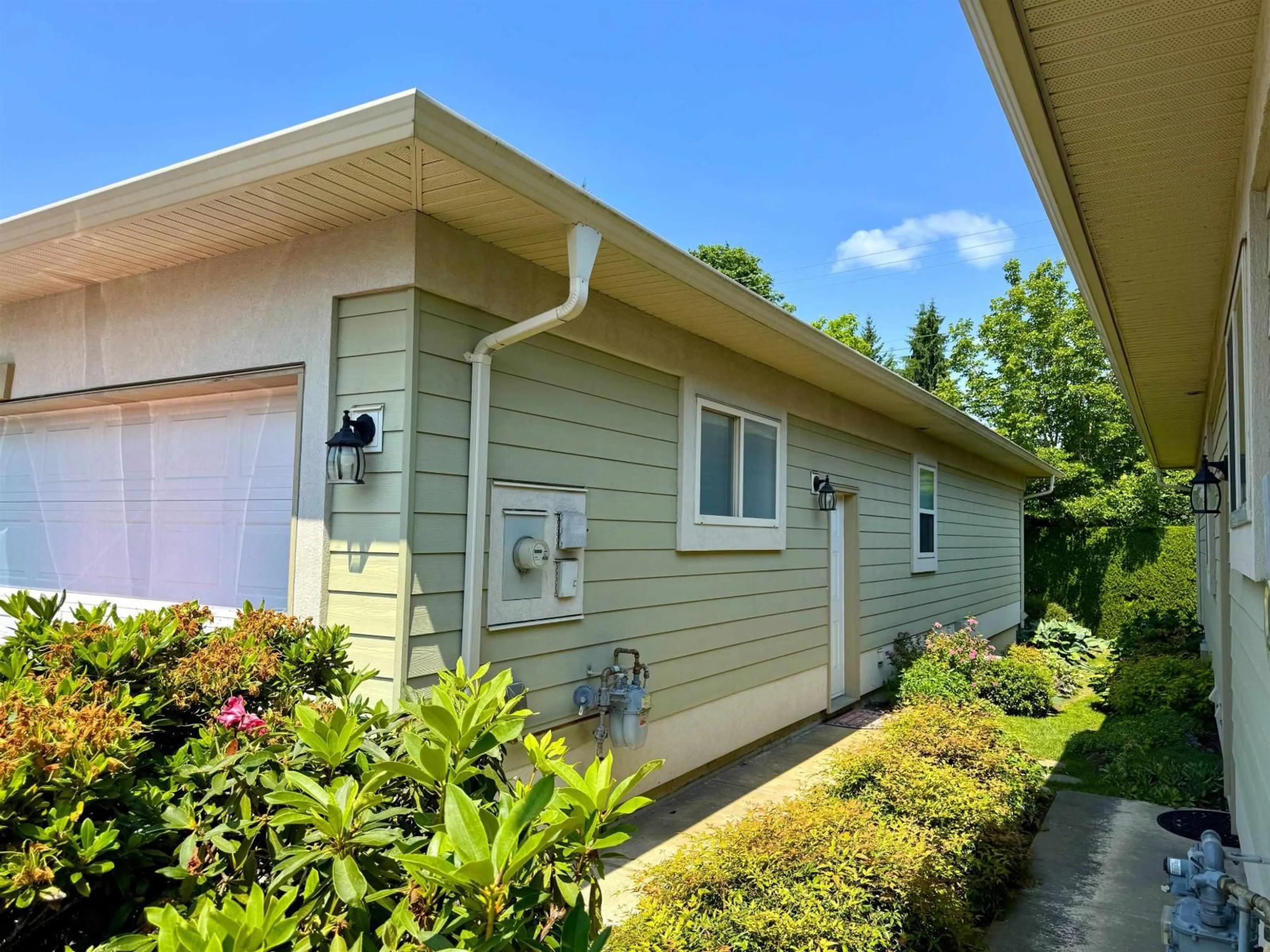 Home with vinyl exterior material, street for 14 - 34159 FRASER, Abbotsford British Columbia V2S8P2