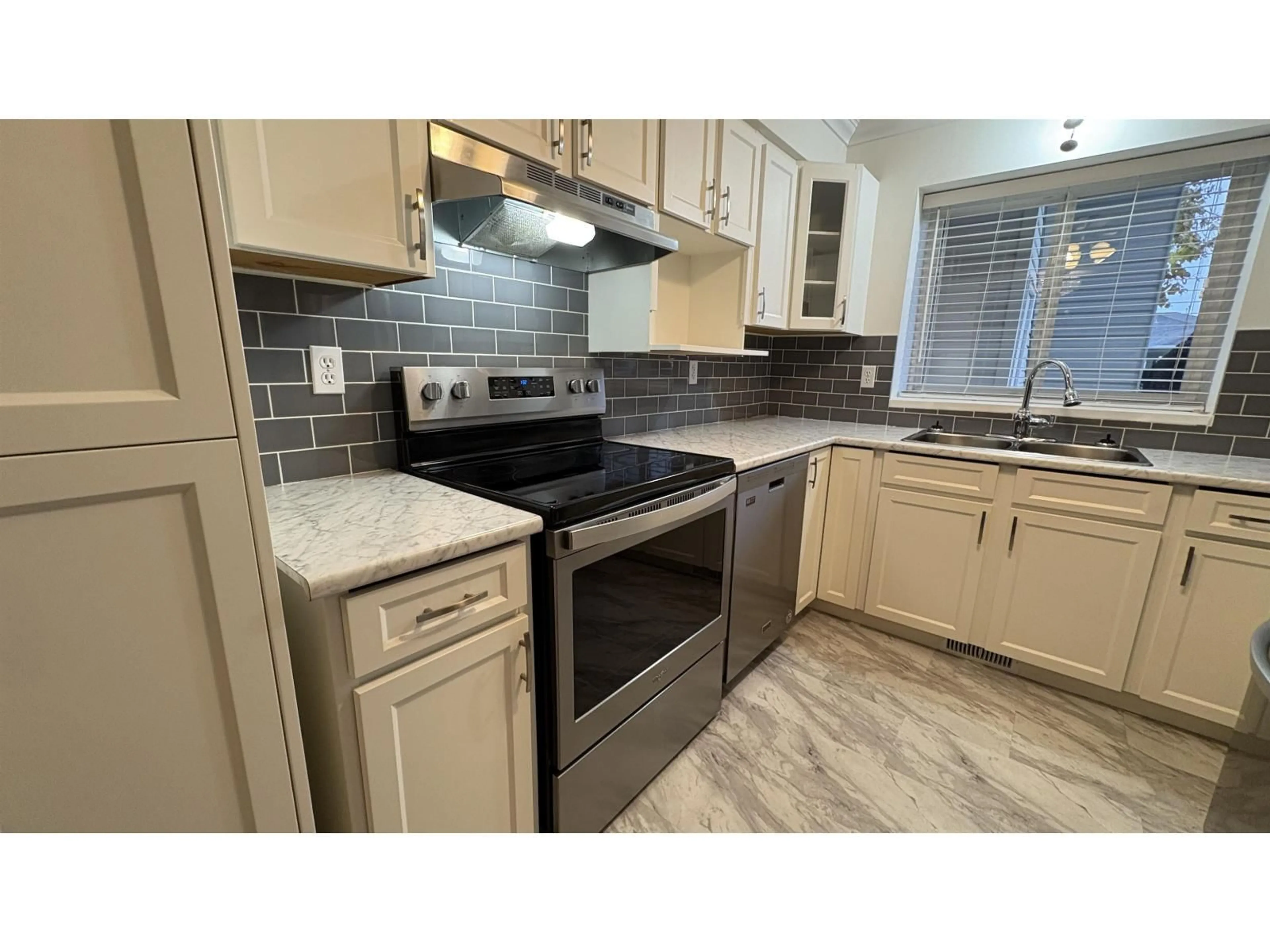 Standard kitchen, ceramic/tile floor for 3 - 45435 KNIGHT ROAD, Chilliwack British Columbia V2R3E8