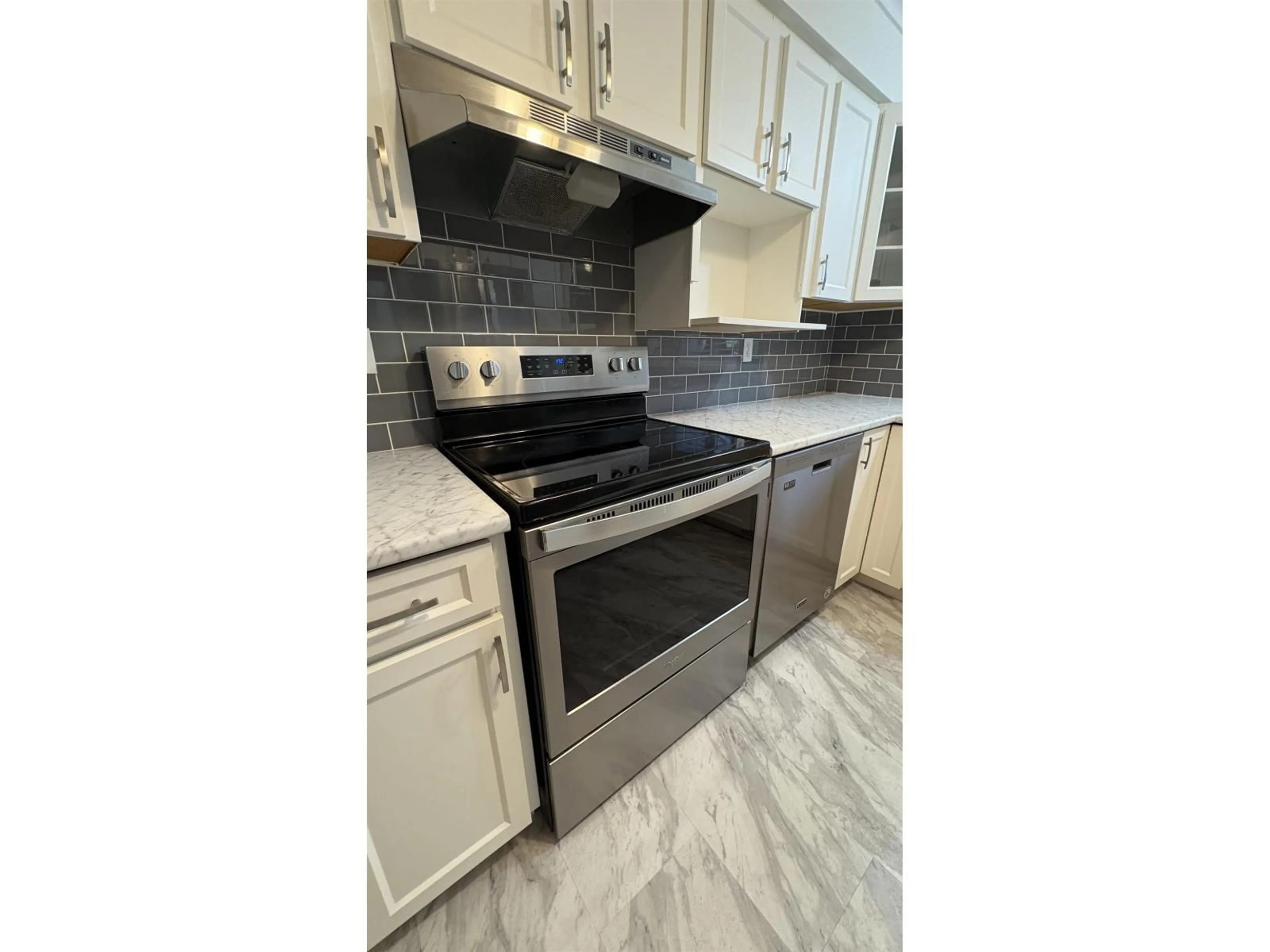 Standard kitchen, ceramic/tile floor for 3 - 45435 KNIGHT ROAD, Chilliwack British Columbia V2R3E8