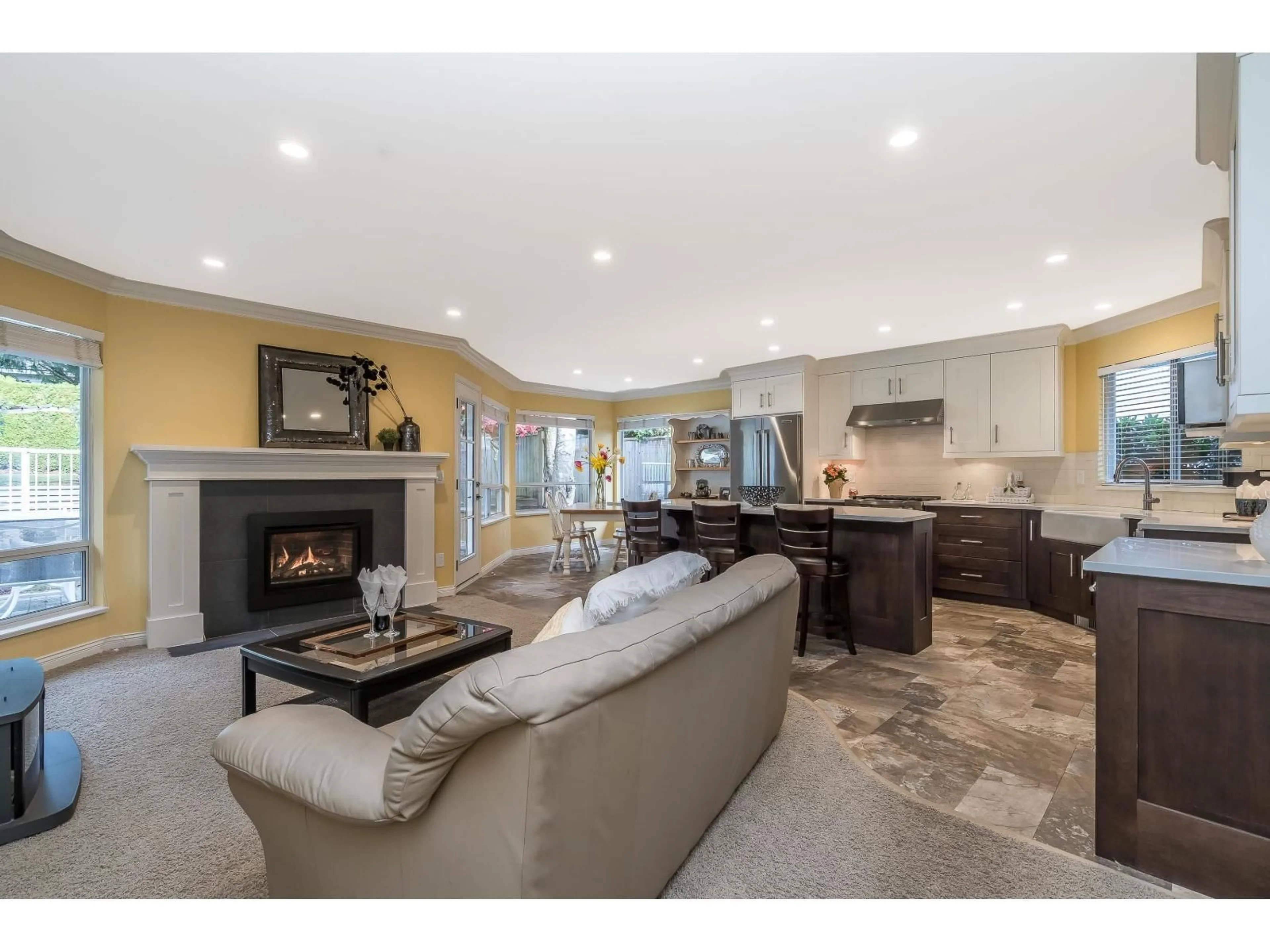 Open concept kitchen, ceramic/tile floor for 14999 21B, Surrey British Columbia V4A8Z8