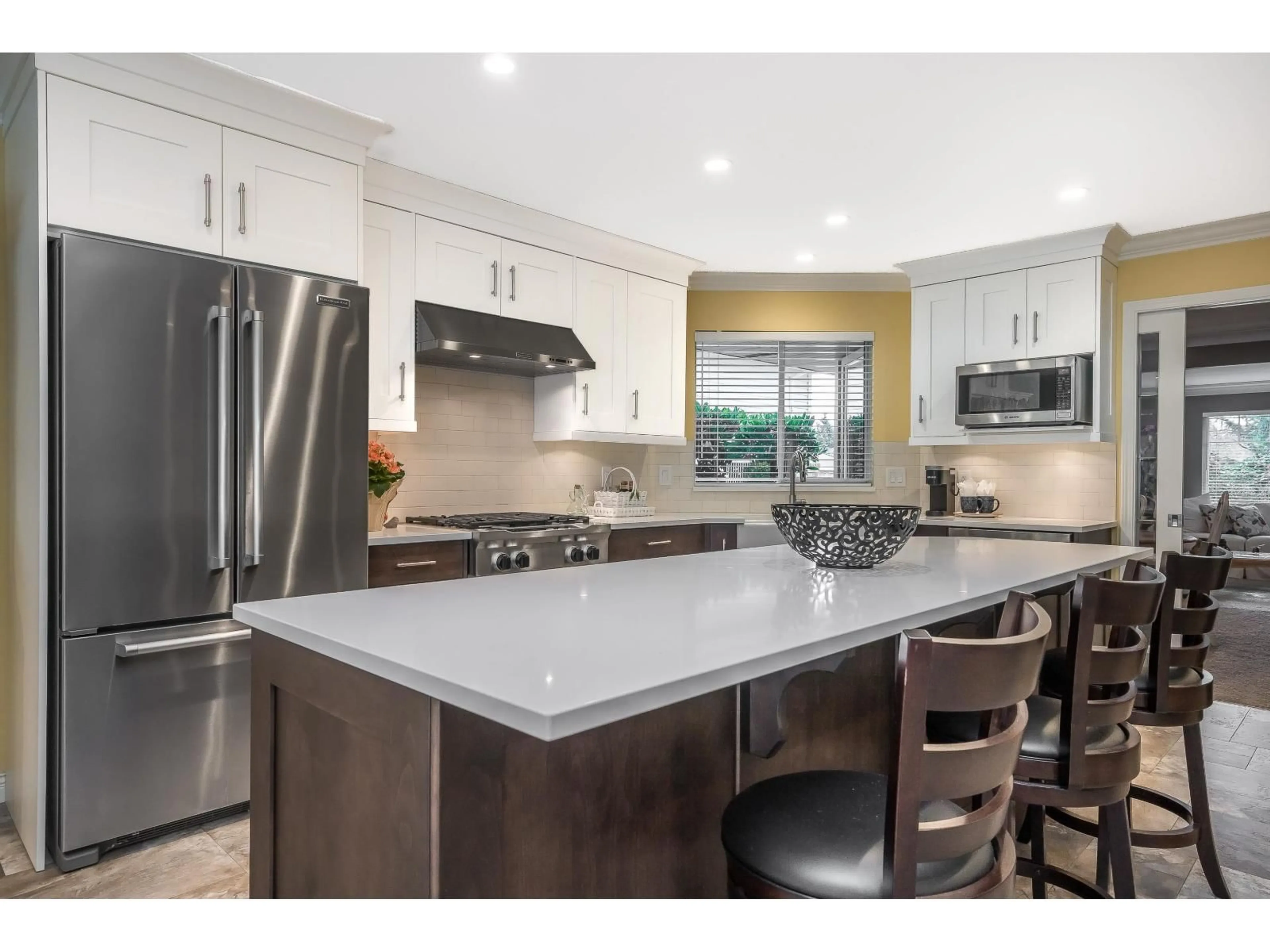 Open concept kitchen, ceramic/tile floor for 14999 21B, Surrey British Columbia V4A8Z8