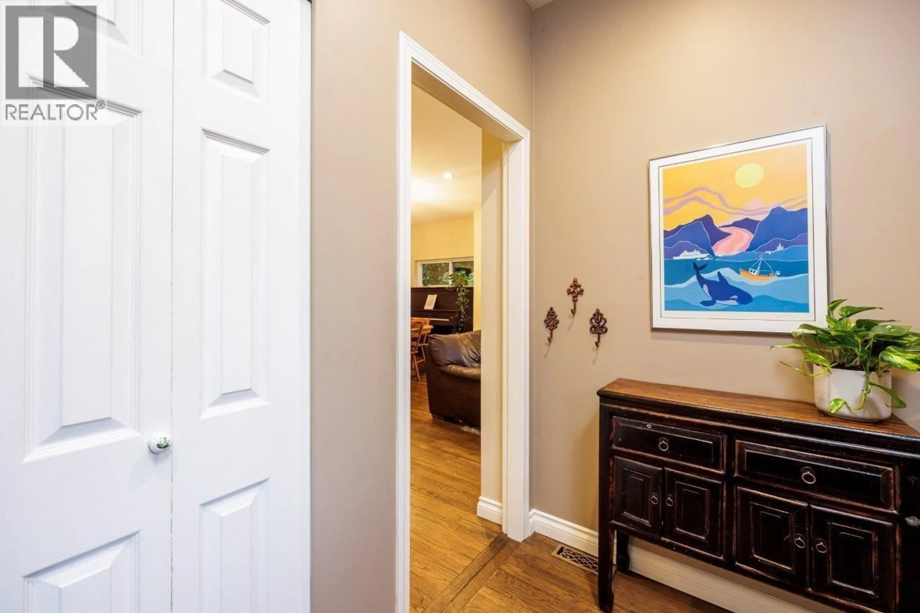 Indoor entryway for 1806 DEEP COVE ROAD, North Vancouver British Columbia V7G1S6