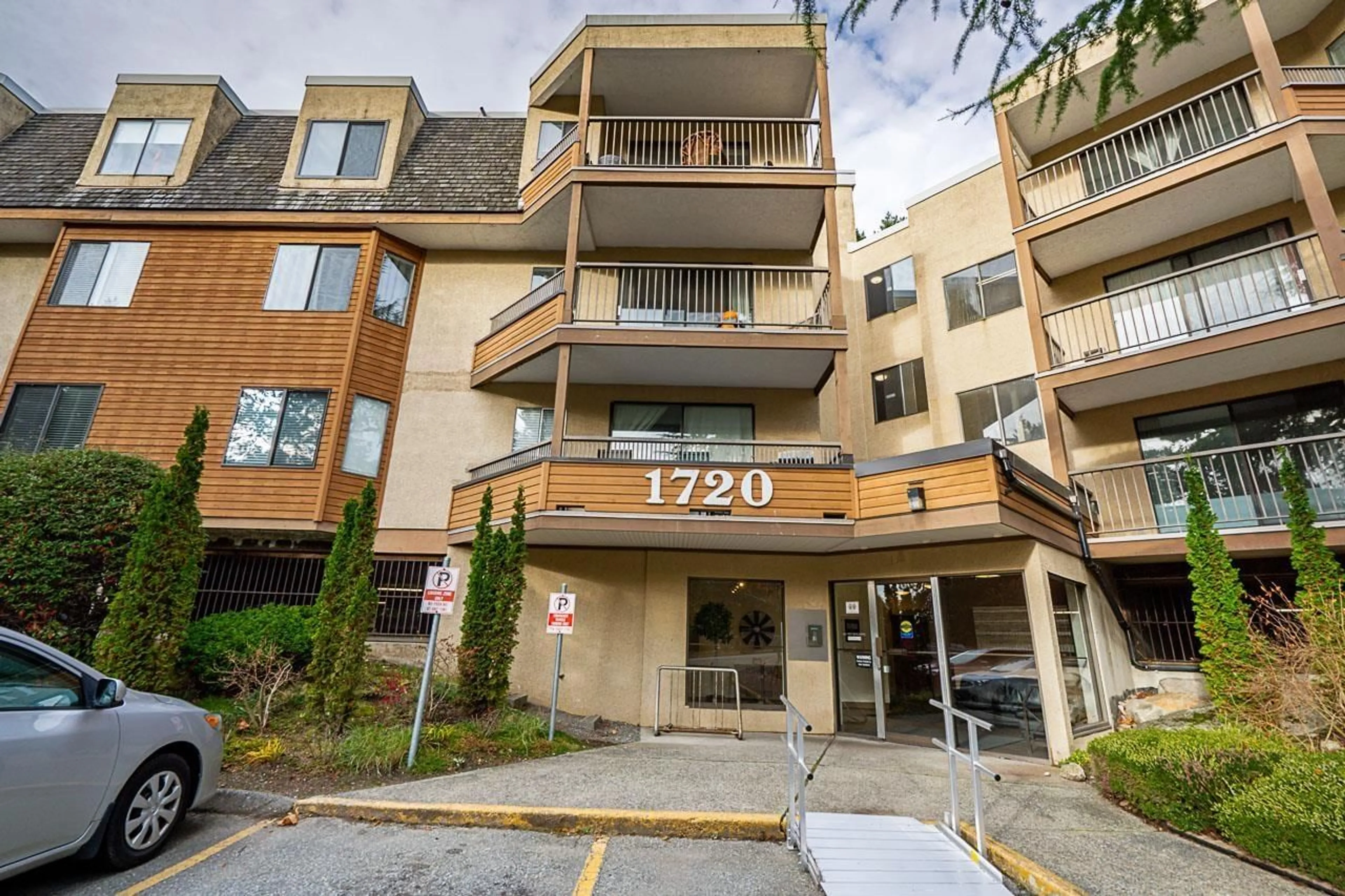 Unknown for 303 - 1720 SOUTHMERE, Surrey British Columbia V3R1N9