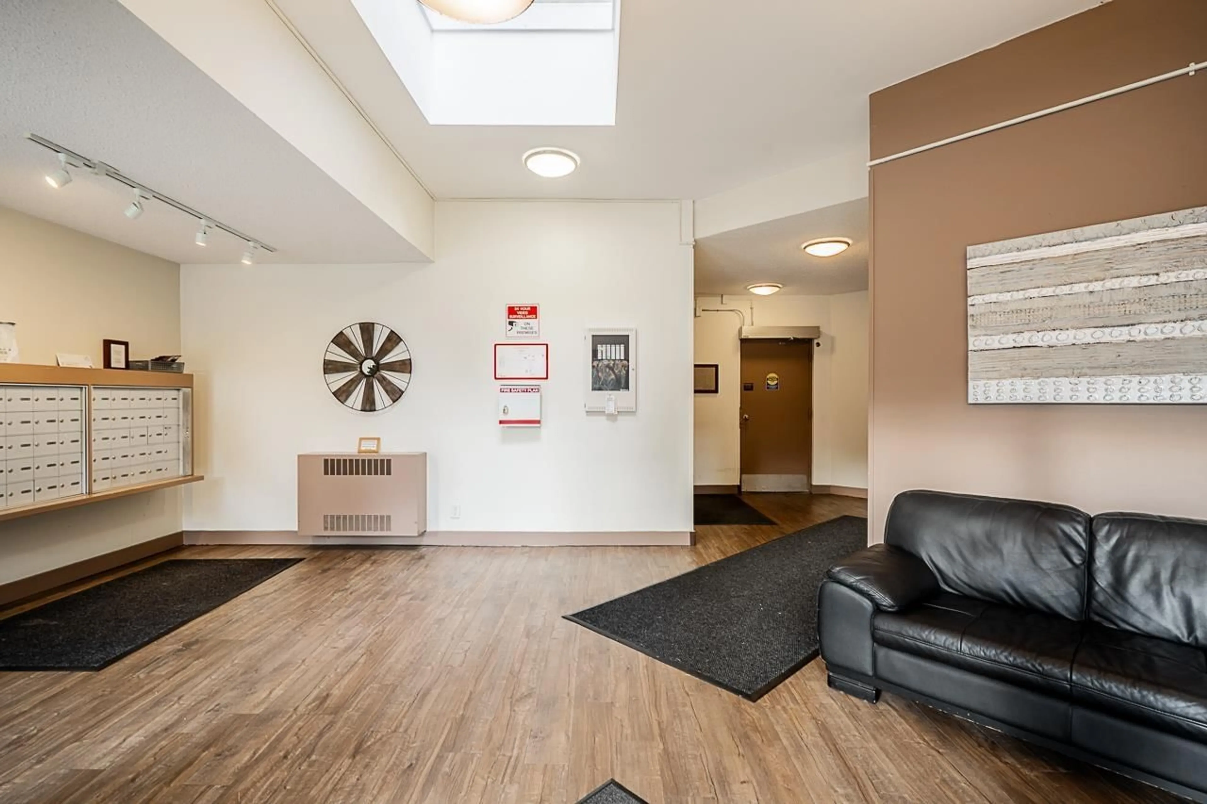 Indoor foyer for 303 - 1720 SOUTHMERE, Surrey British Columbia V3R1N9