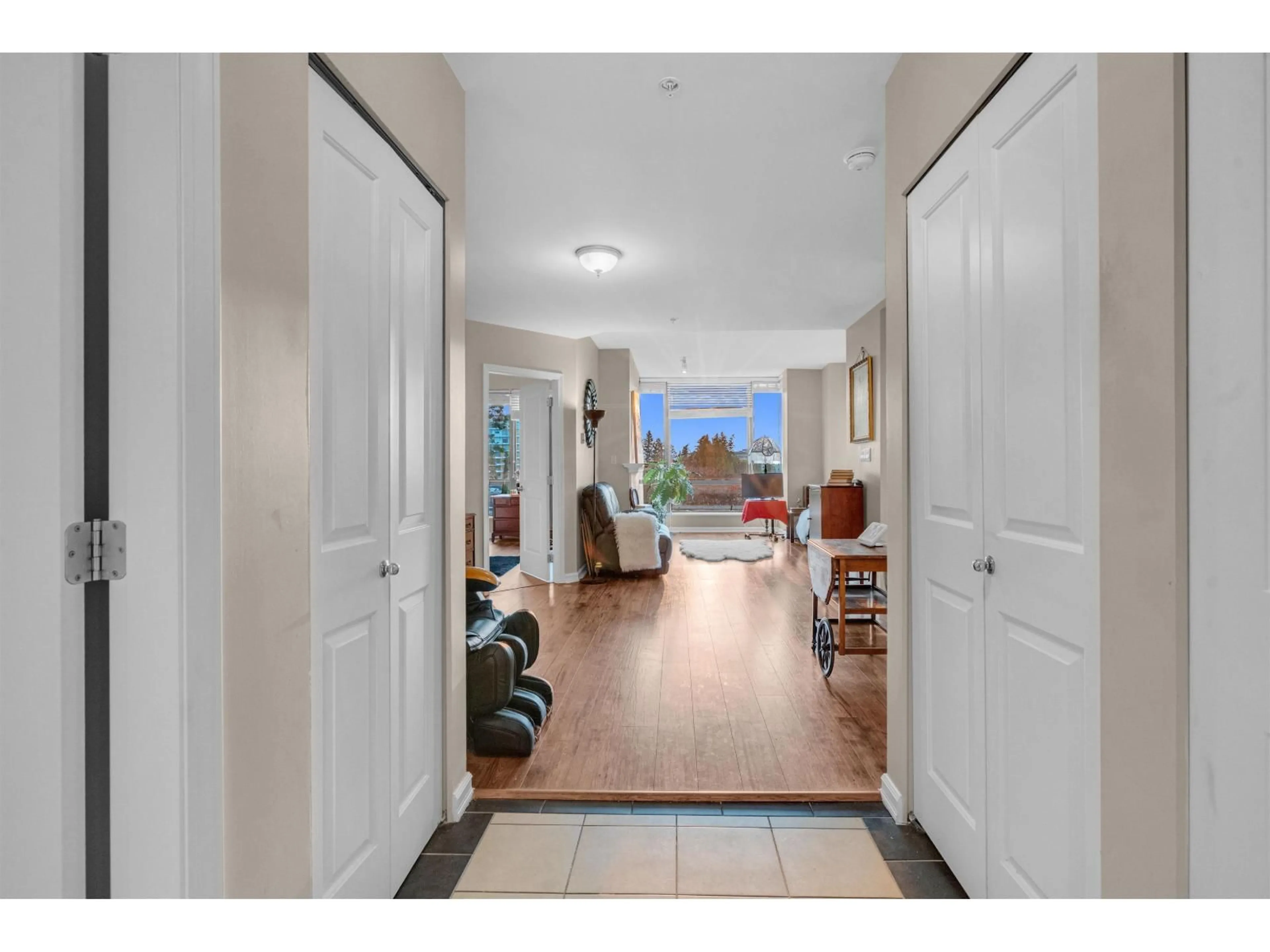 Indoor entryway for 603 - 1550 MARTIN STREET, White Rock British Columbia V4B5M3