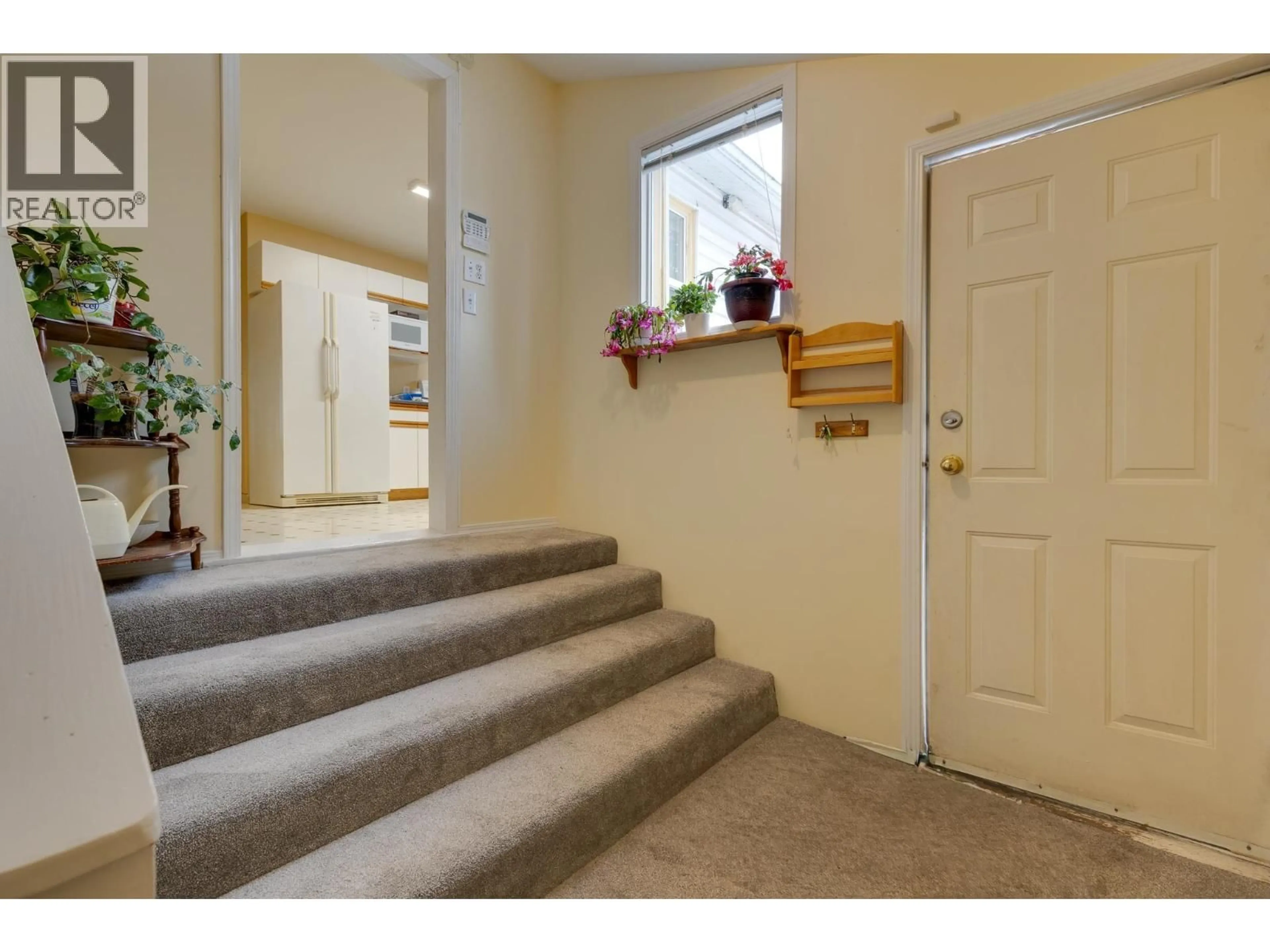 Indoor foyer for 2109 VICTORIA STREET, Prince George British Columbia V2L2L8