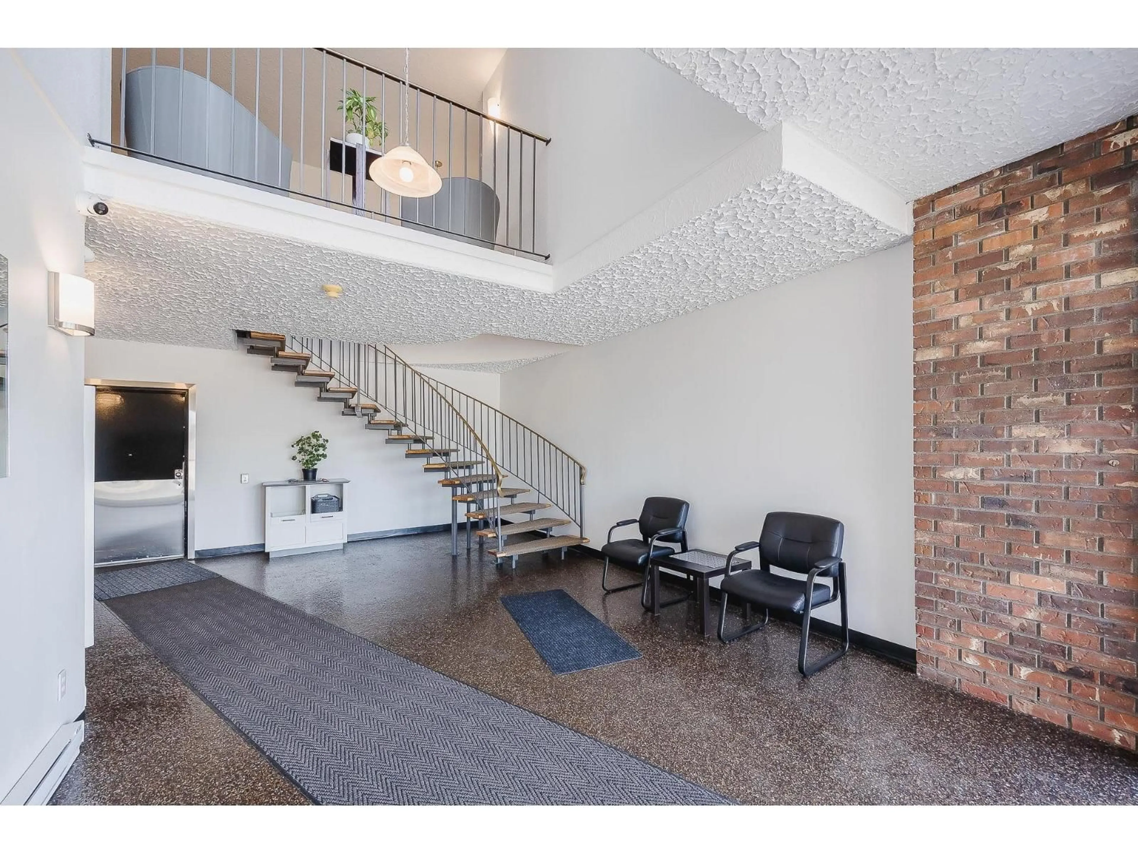 Indoor foyer for 111 - 32040 PEARDONVILLE, Abbotsford British Columbia V2T6N8