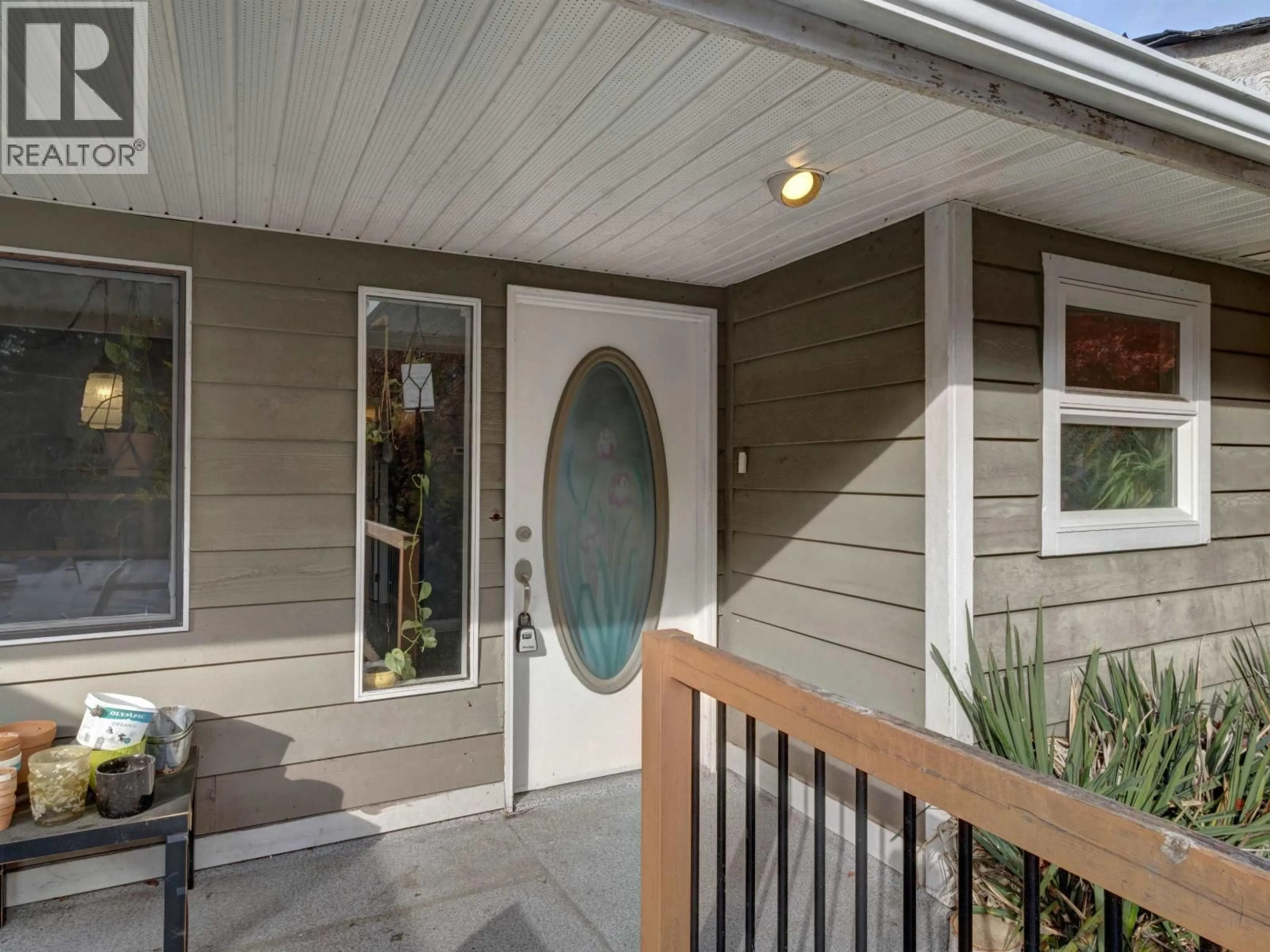 Indoor entryway for 143 PRATT ROAD, Gibsons British Columbia V0N1V3