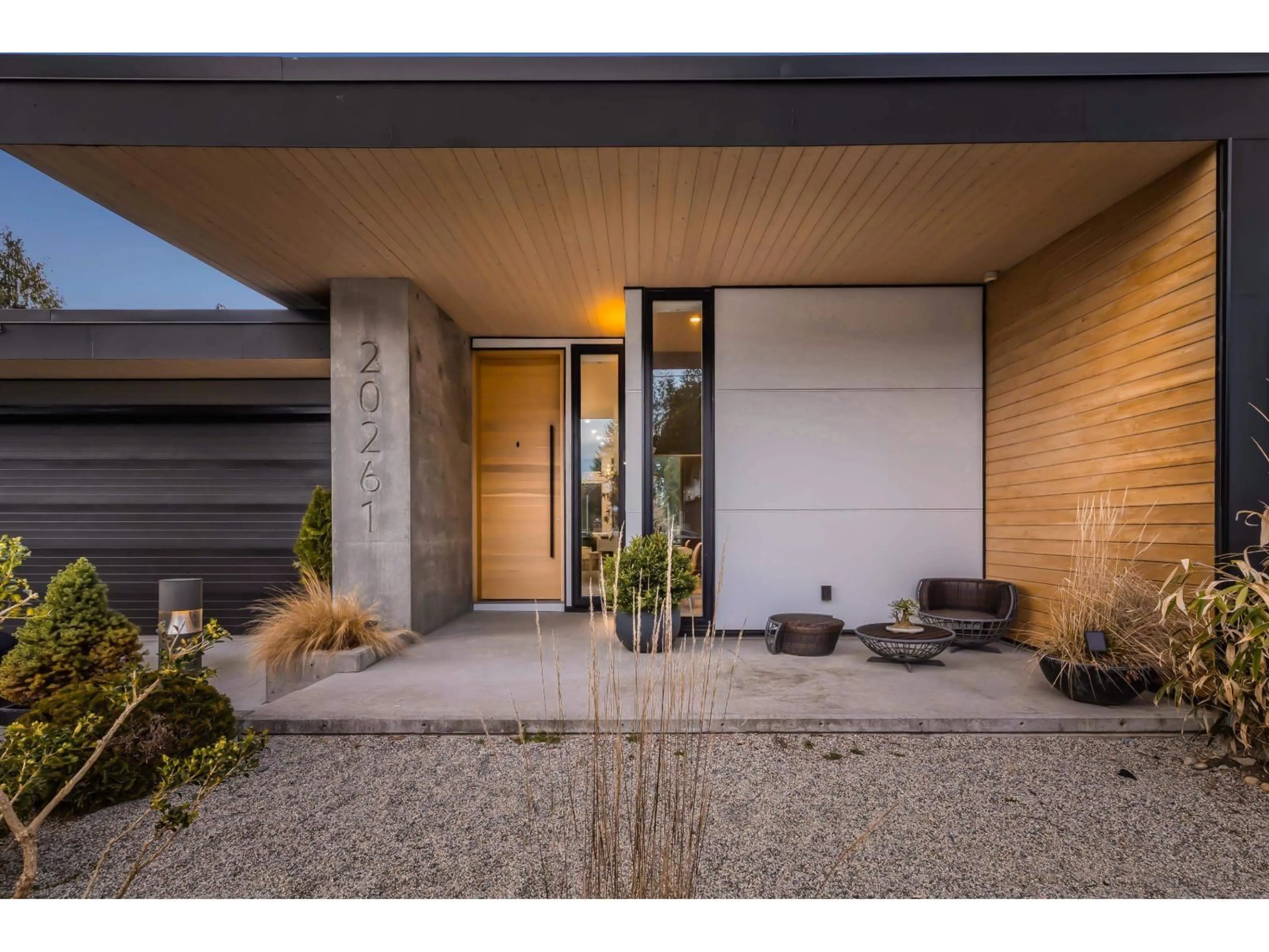 Indoor entryway for 20261 41, Langley British Columbia V3A2Z3