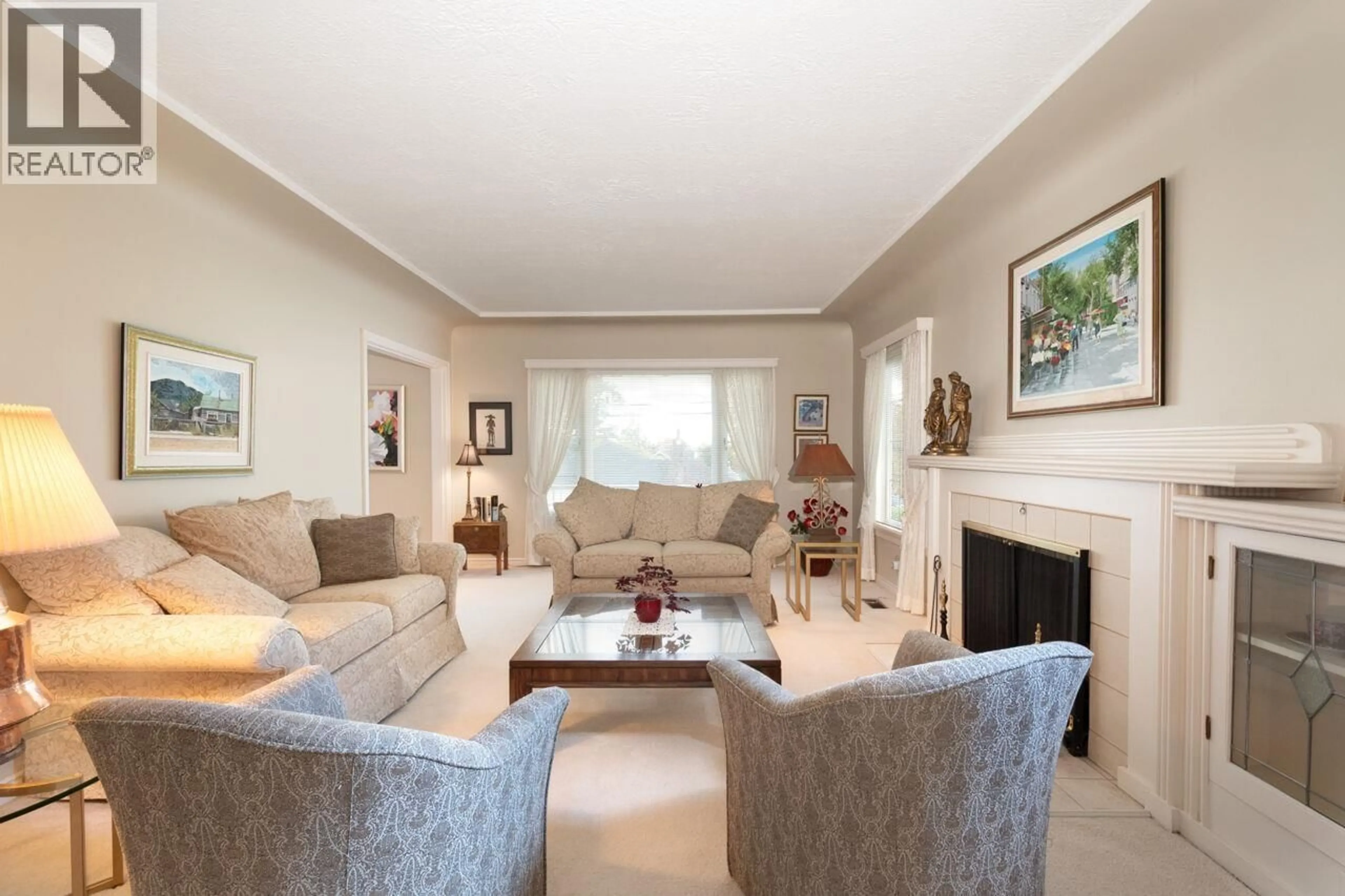 Living room with furniture, unknown for 914 17TH STREET, West Vancouver British Columbia V7V3T7