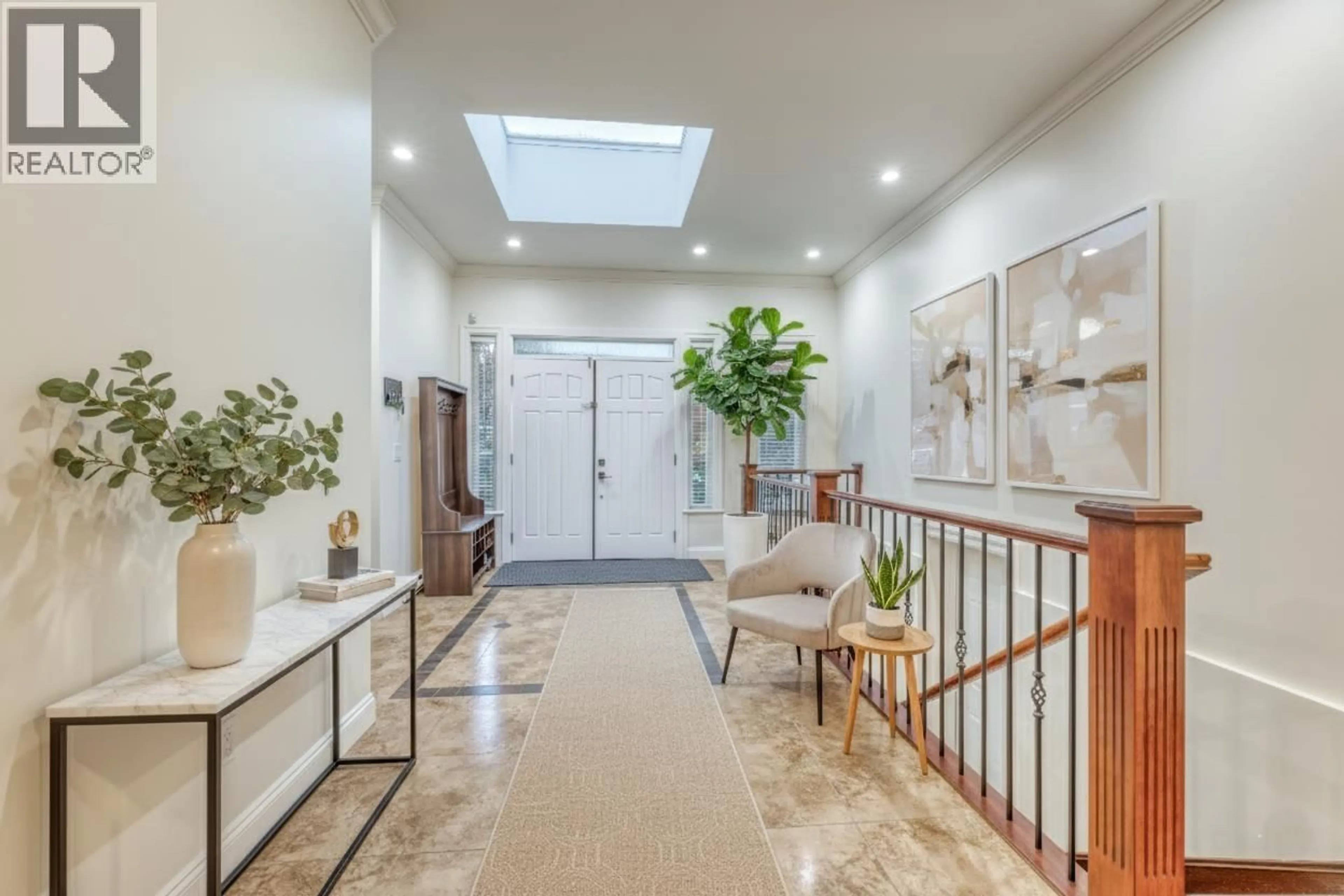 Indoor foyer for 1041 PROSPECT AVENUE, North Vancouver British Columbia V7R2M6