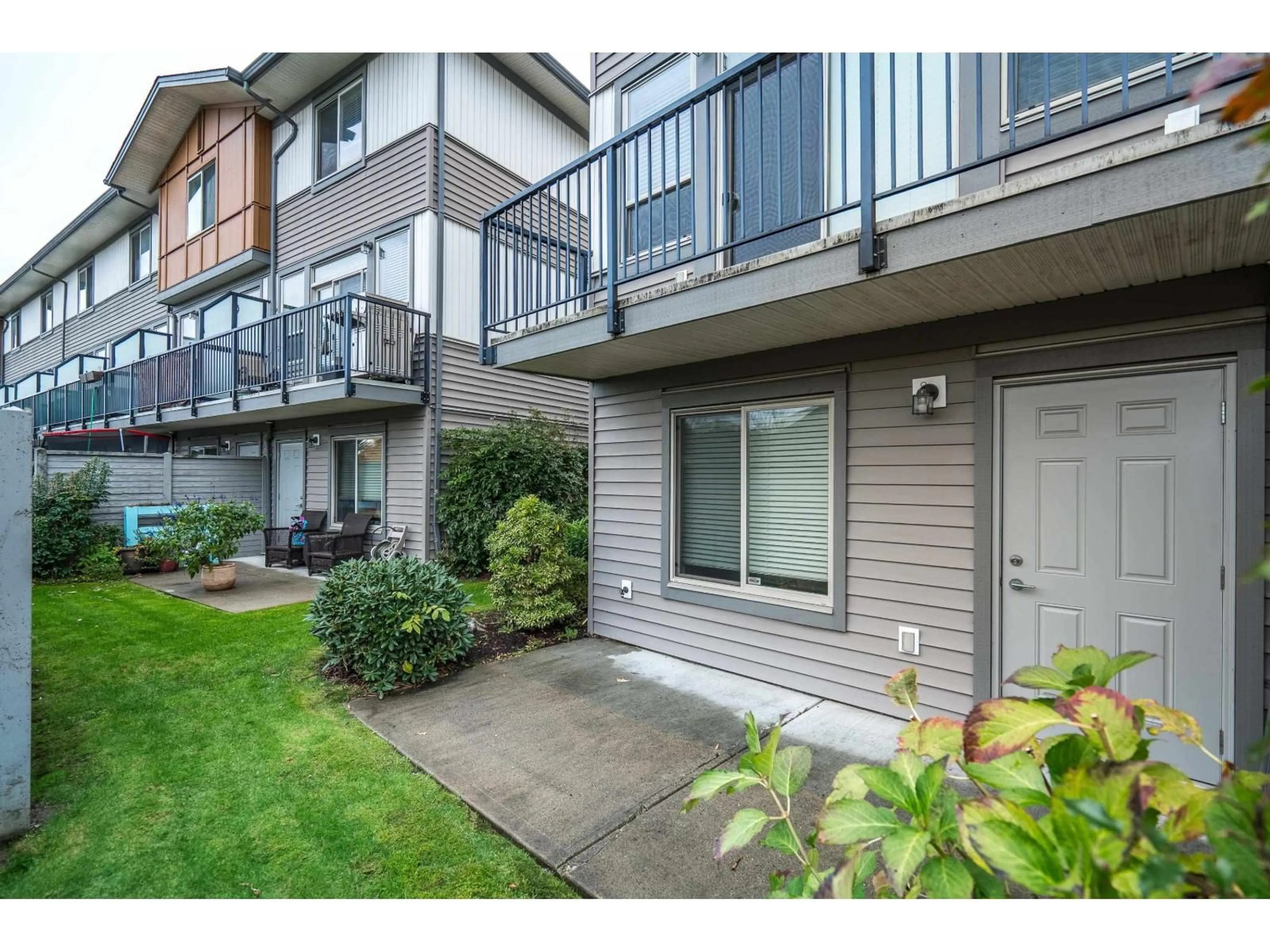 Patio, street for 90 - 34248 KING, Abbotsford British Columbia V2S0B1