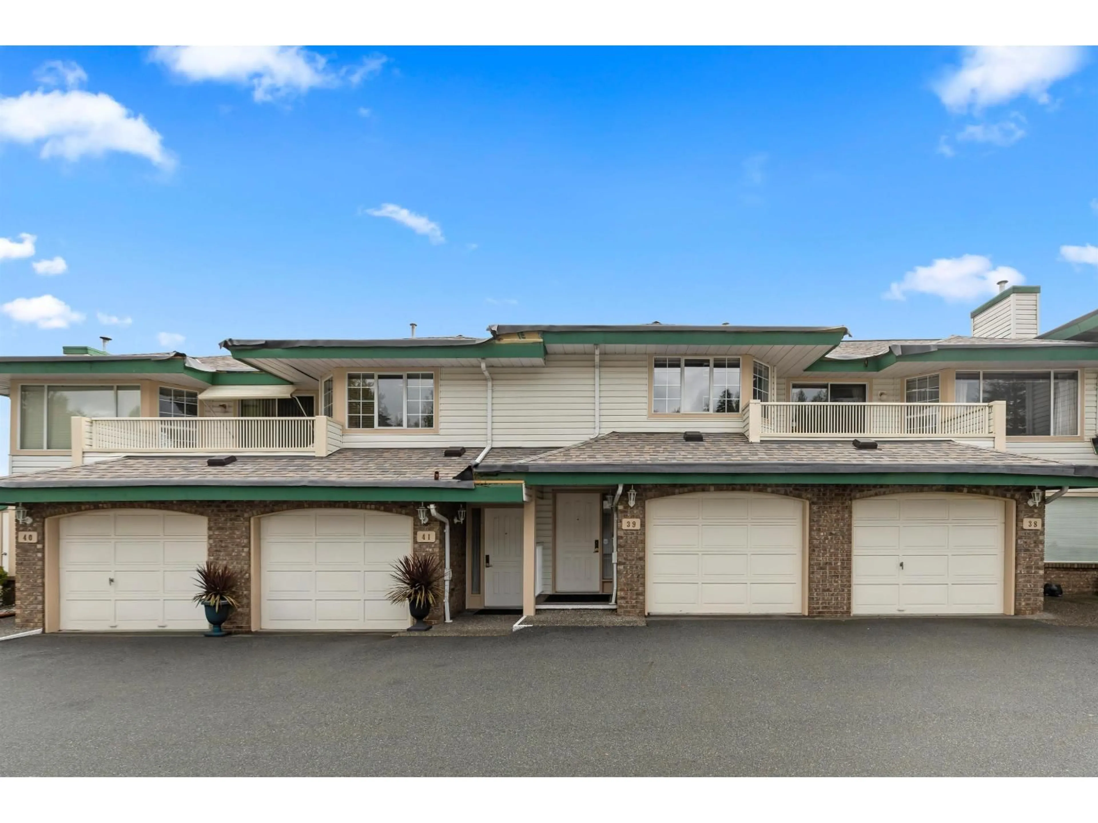 A pic from outside/outdoor area/front of a property/back of a property/a pic from drone, unknown for 39 - 3115 TRAFALGAR, Abbotsford British Columbia V2S8C5