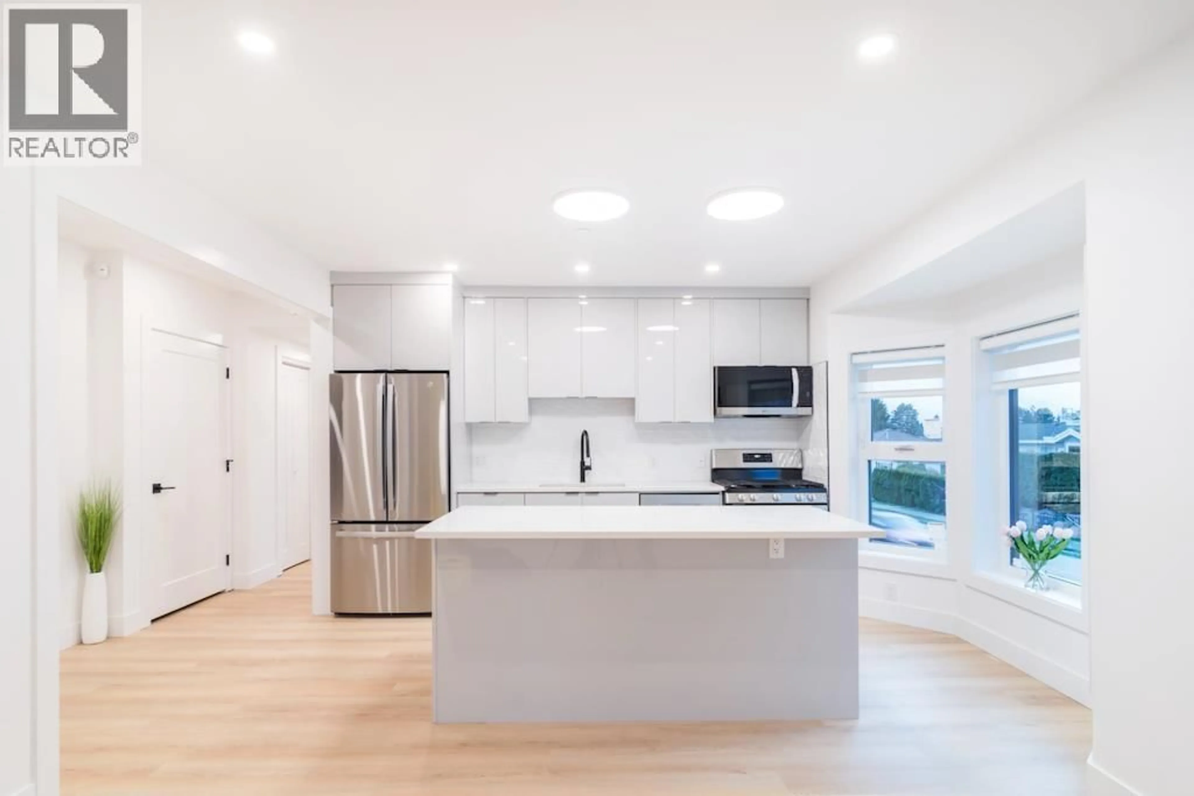 Open concept kitchen, ceramic/tile floor for 3304 WELLINGTON AVENUE, Vancouver British Columbia V5R4Y2