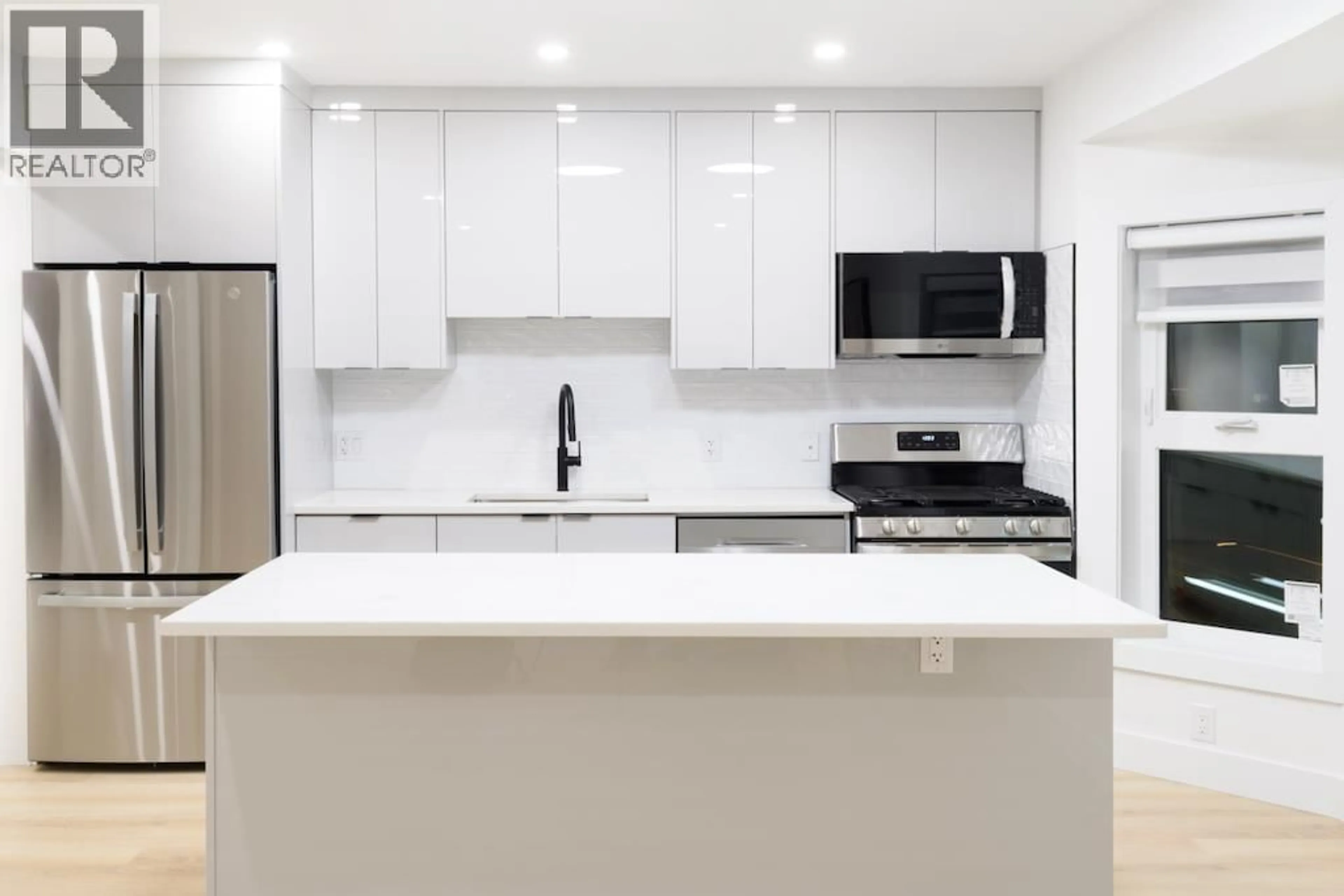 Unknown for 3304 WELLINGTON AVENUE, Vancouver British Columbia V5R4Y2