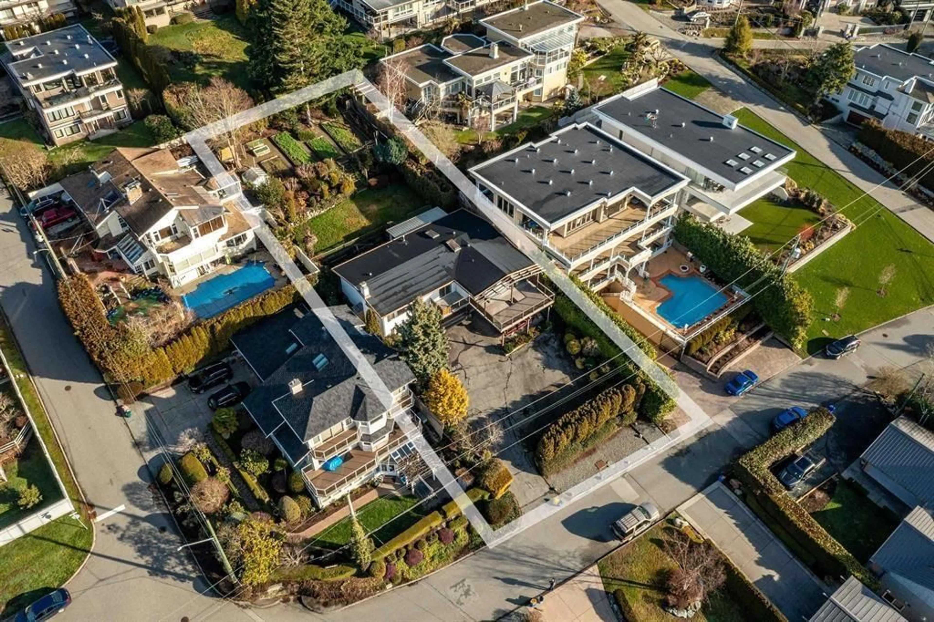 A pic from outside/outdoor area/front of a property/back of a property/a pic from drone, street for 14371 SUNSET, White Rock British Columbia V4B2V4