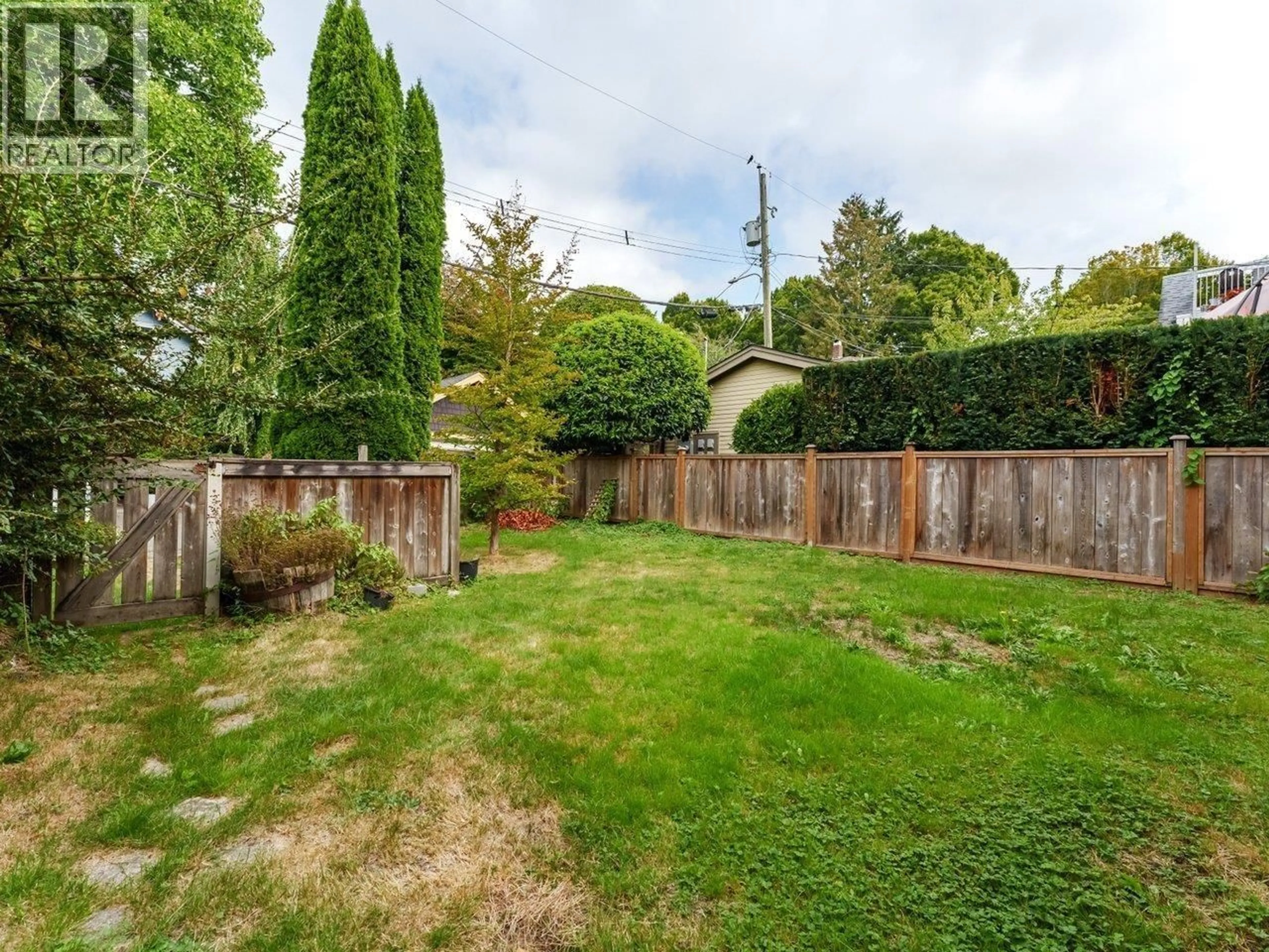 A pic from outside/outdoor area/front of a property/back of a property/a pic from drone, forest/trees view for 2645 6TH AVENUE, Vancouver British Columbia V6K1W6