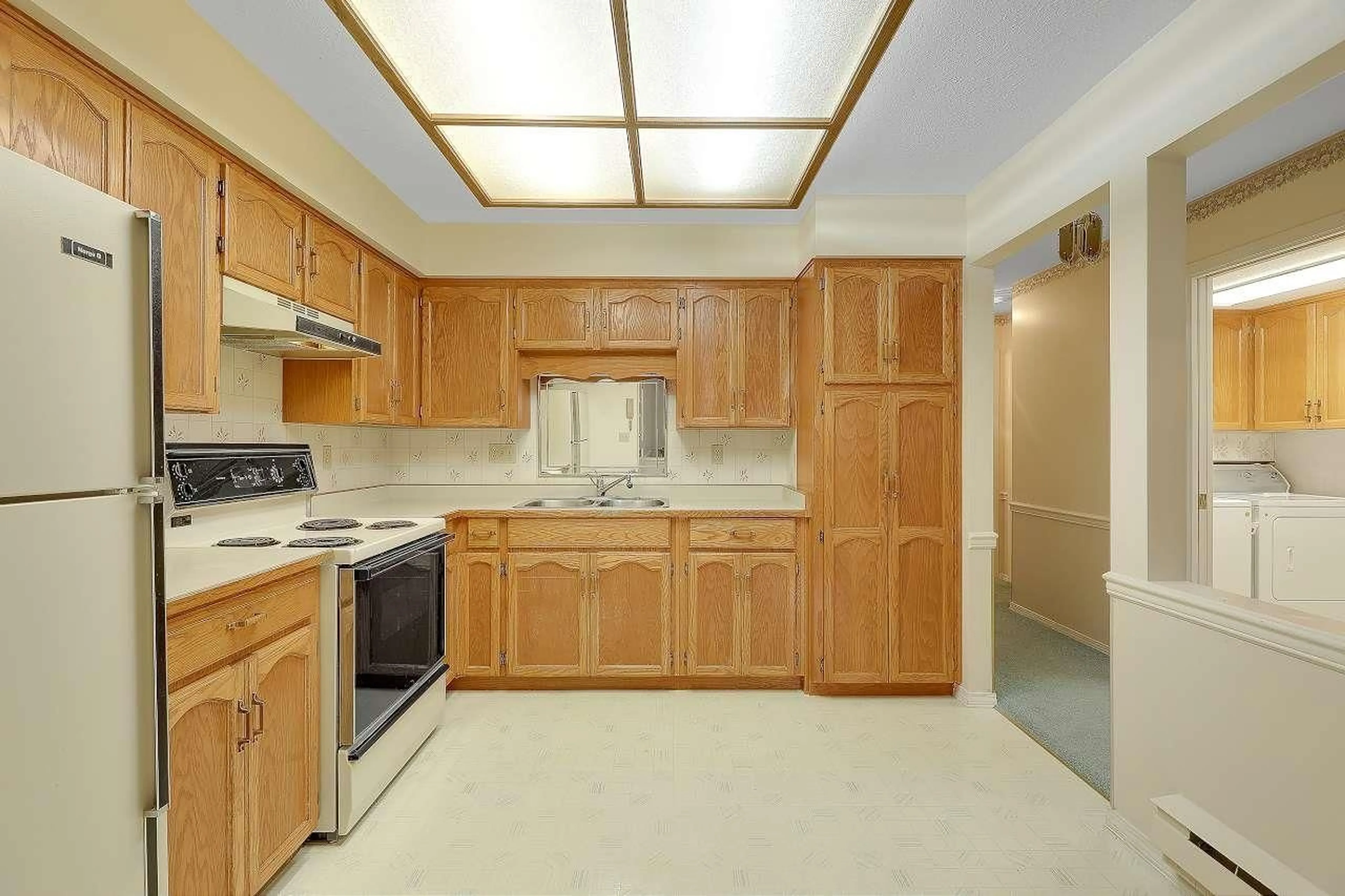 Standard kitchen, unknown for 3 - 33123 GEORGE FERGUSON, Abbotsford British Columbia V2S2L6