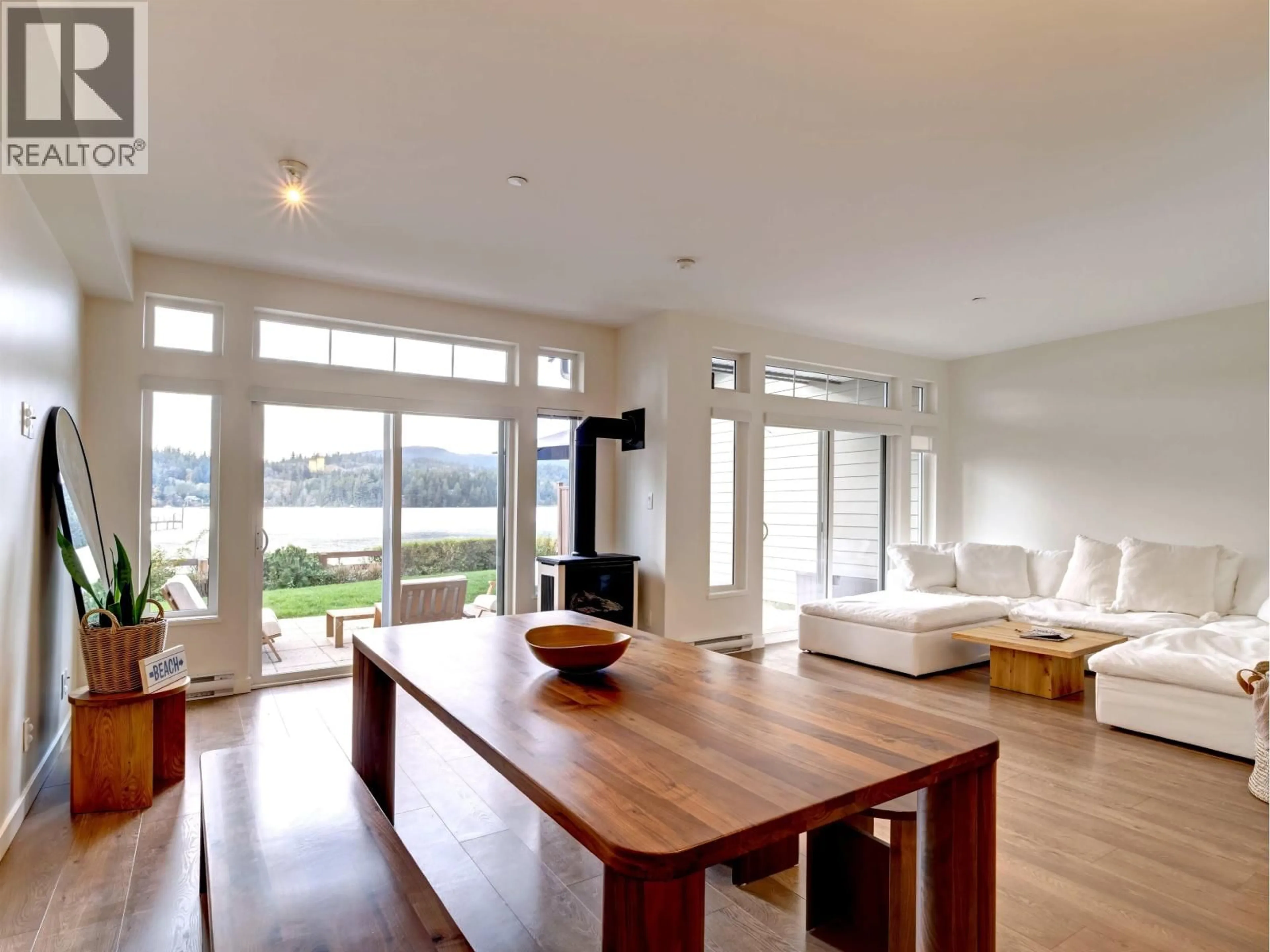 Living room with furniture, wood/laminate floor for 5917 BEACHGATE LANE, Sechelt British Columbia V7Z0S3
