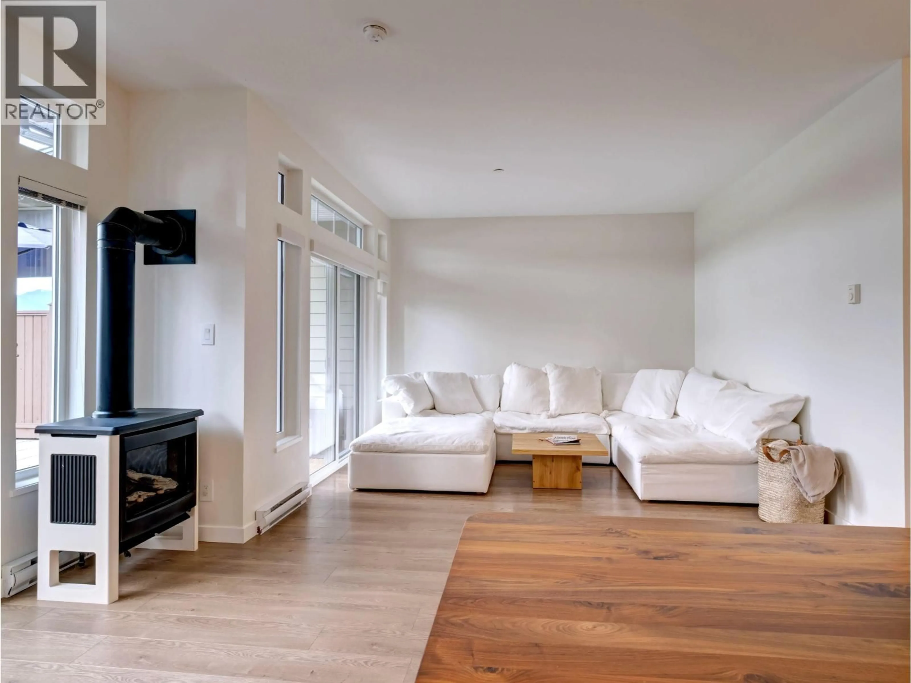 Living room with furniture, wood/laminate floor for 5917 BEACHGATE LANE, Sechelt British Columbia V7Z0S3