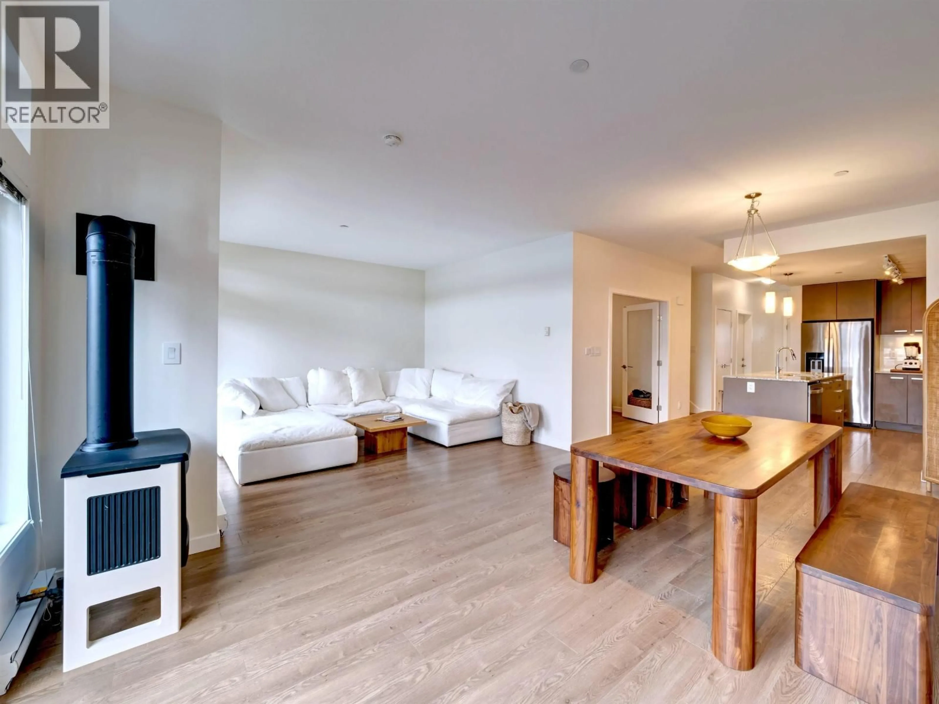 Living room with furniture, wood/laminate floor for 5917 BEACHGATE LANE, Sechelt British Columbia V7Z0S3