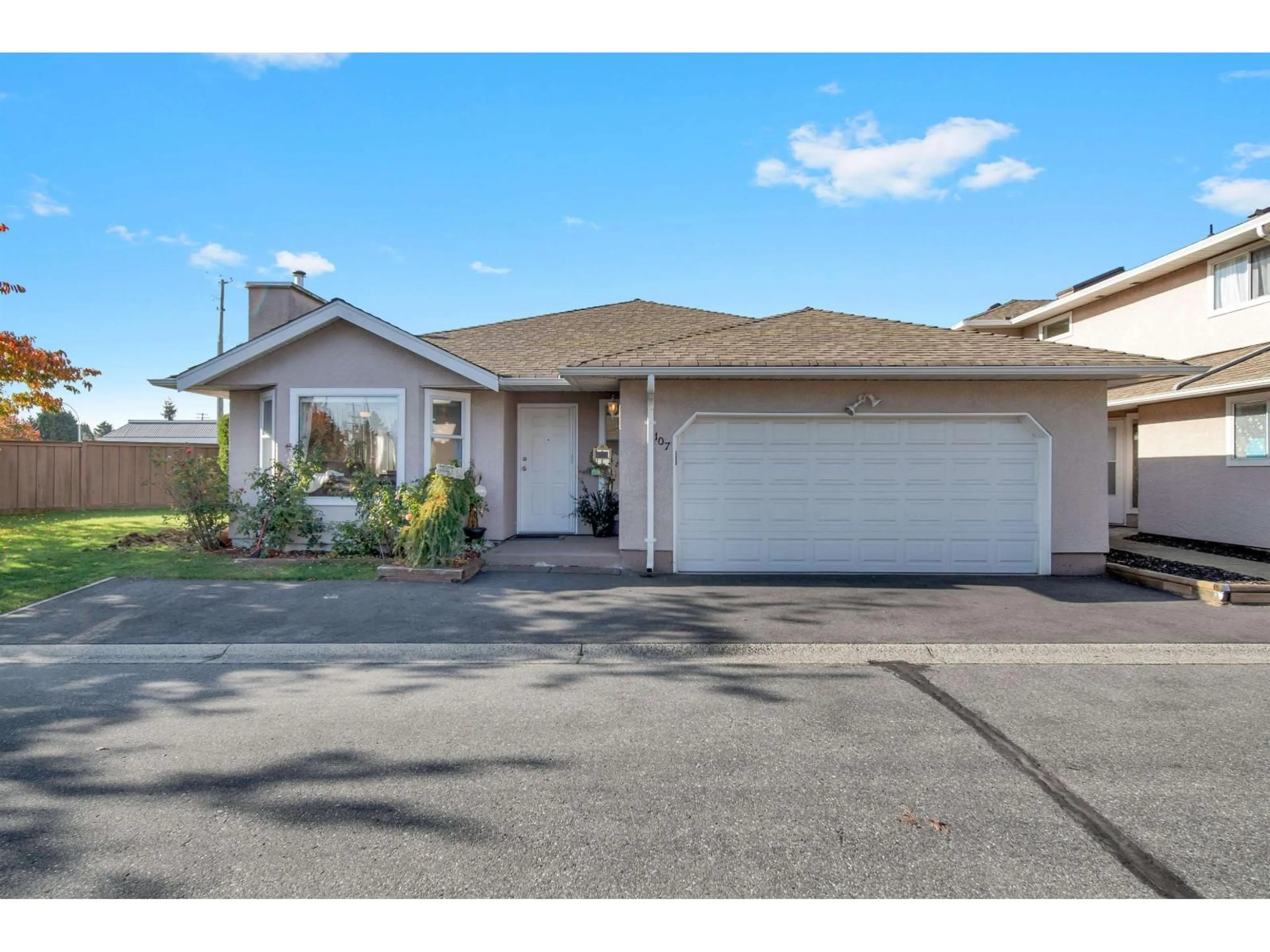 Home with vinyl exterior material, street for 107 - 15501 89A, Surrey British Columbia V3R0Z5