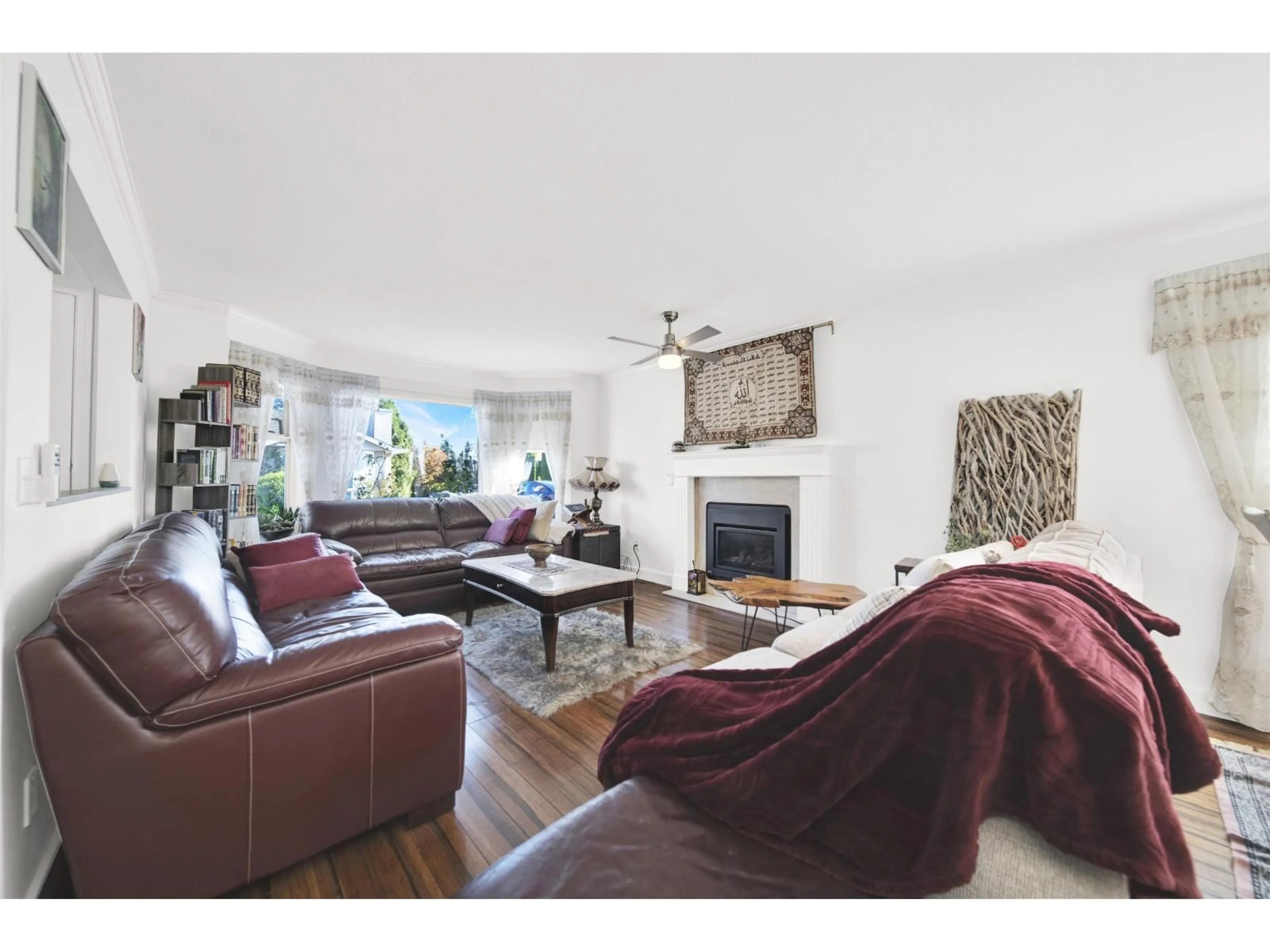 Living room with furniture, wood/laminate floor for 107 - 15501 89A, Surrey British Columbia V3R0Z5