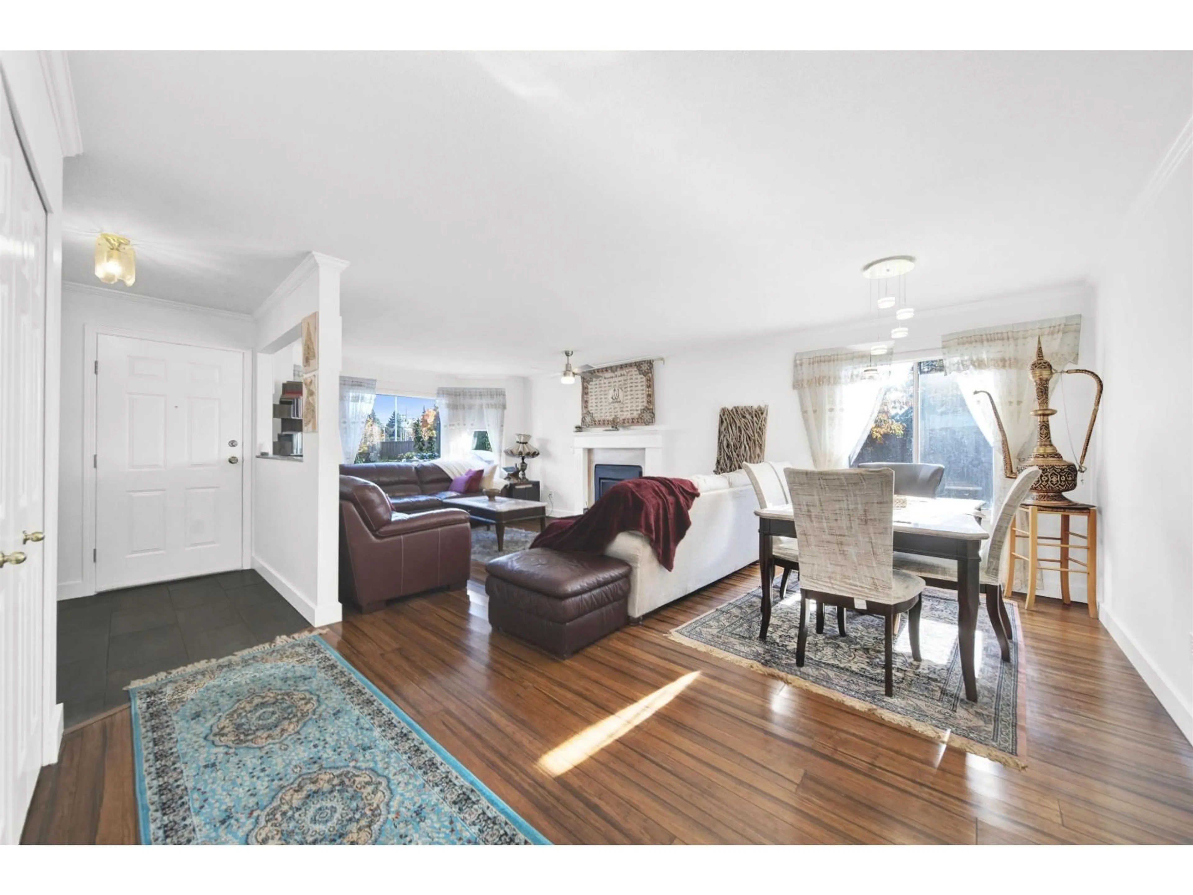 Living room with furniture, wood/laminate floor for 107 - 15501 89A, Surrey British Columbia V3R0Z5