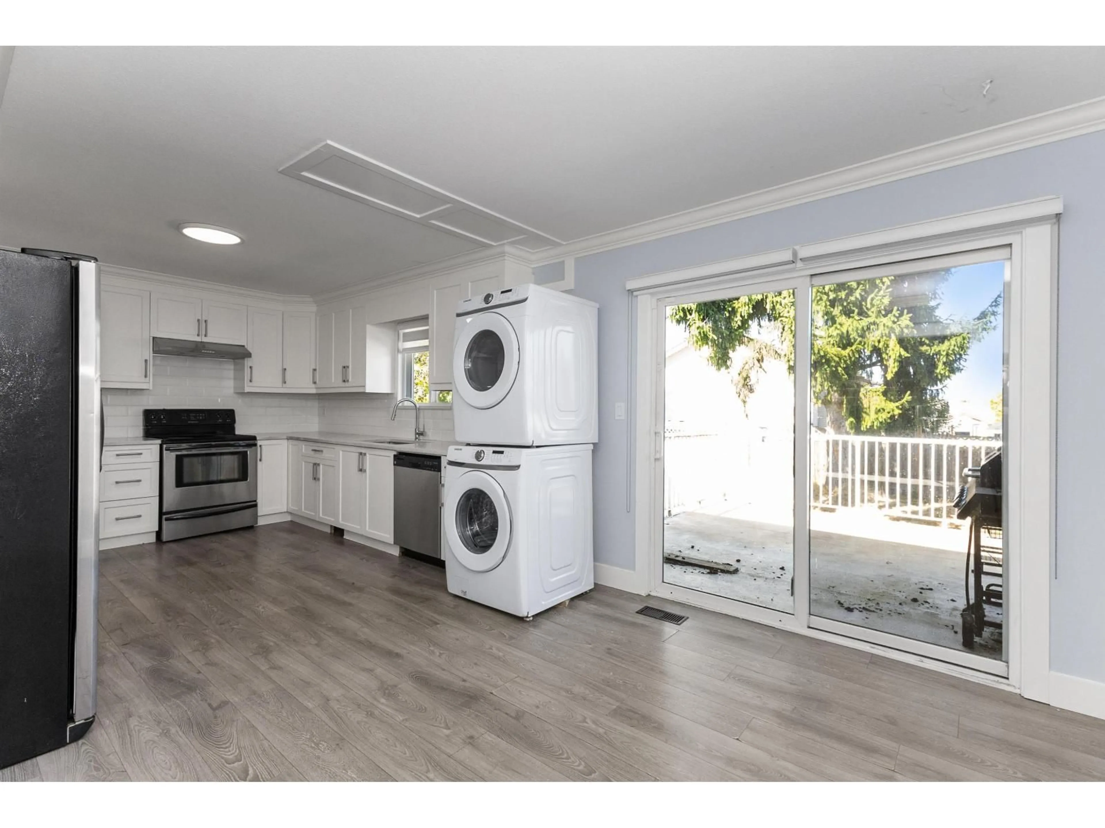 Kitchen with laundary machines, wood/laminate floor for 32317 ADAIR, Abbotsford British Columbia V2T4L7