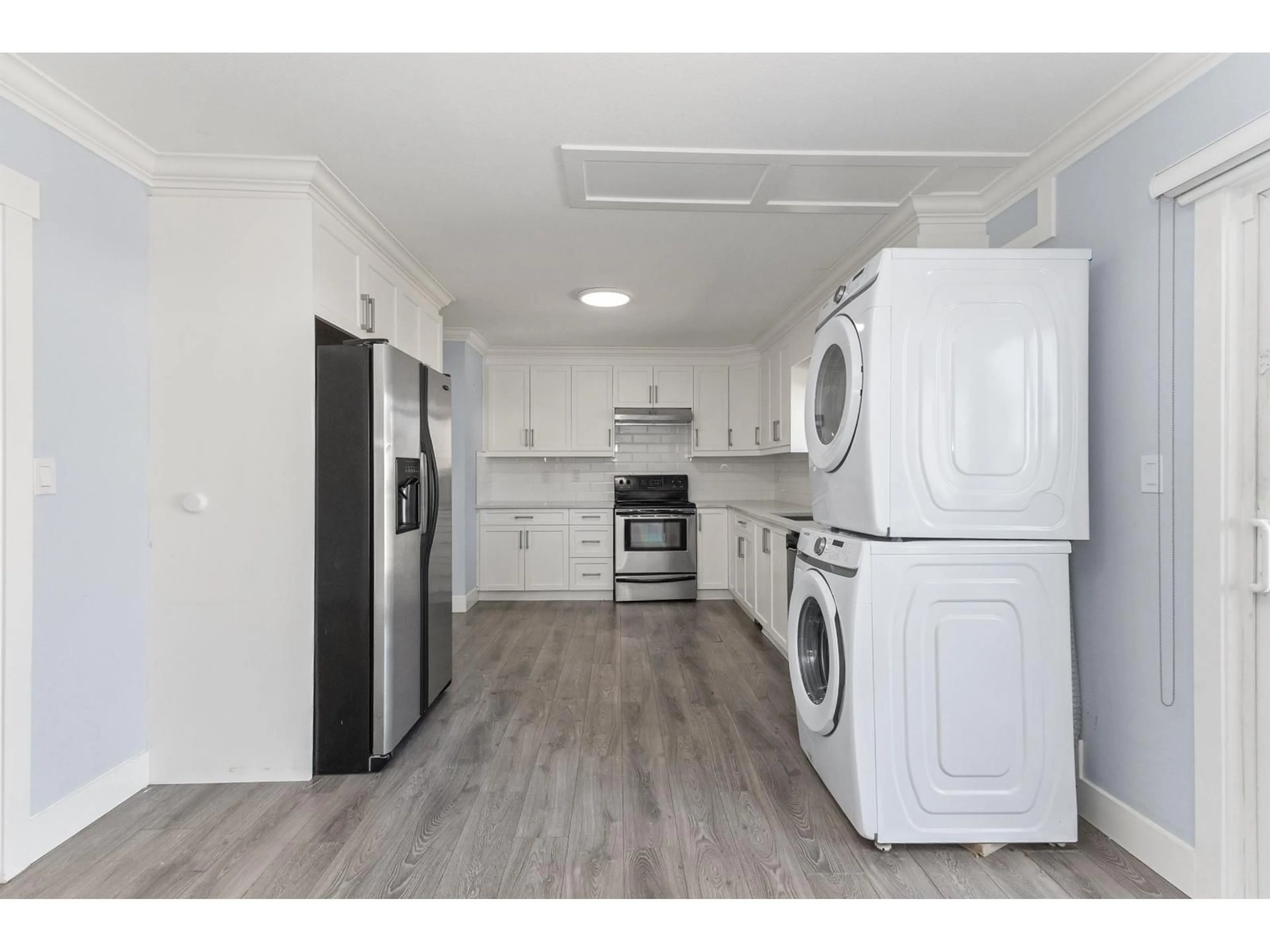 Standard kitchen, wood/laminate floor for 32317 ADAIR, Abbotsford British Columbia V2T4L7